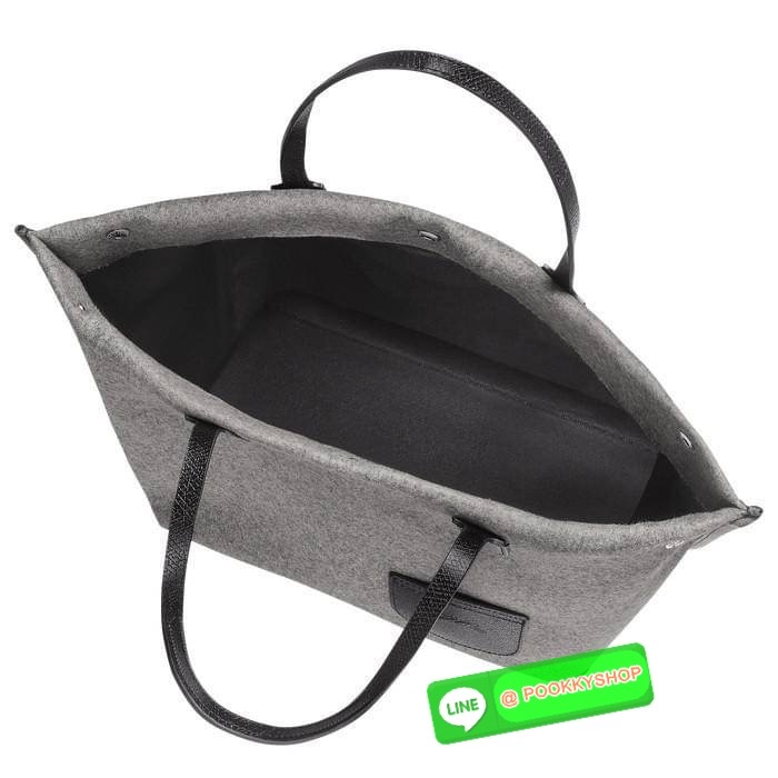 LongChamp Roseau Essential Shoppimg Bag L กระเป๋าTote วัสดุผ้าขนสัตว์ ซับในผ้าฝ้ายที่จับด้านบนหนังวัว กระเป๋าสะพายใบนี้มีขนาดพอเหมาะ กว้างพอที่จะใส่เอกสารทั้งหมดของคุณและจะไปกับคุณตลอดทั้งวัน! น้ำหนักเบา ปิดด้วย ระบบยึดสแน็ปอิน หรูหรา เหนือกาลเวลา และเปี่