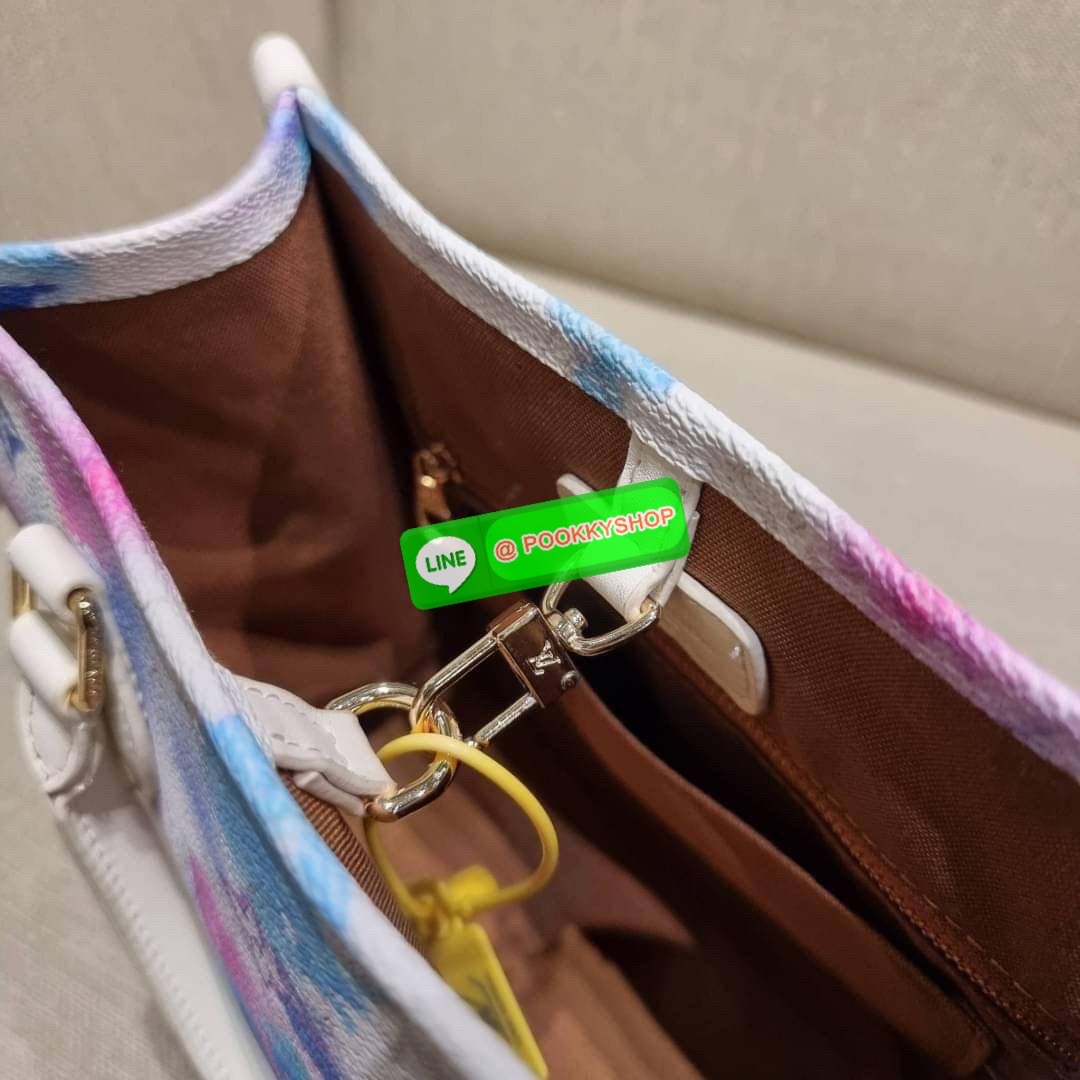 New in!! จากเคาน์เตอร์ dutyfree LV watercolor multi tote กระเป๋าทรงโท้ทคอลใหม่ ดีไซน์สดใส สบายตา ด้วยลวดลายเพ้นท์สีน้ำ ไม่ซ้ำใคร วัสดุหนังแคนวาส ทนทาน ที่มาพร้อมหูจับในตัว และสายสะพายข้าง ให้ปรับใช้ได้ทุกสไตล์ความชอบ ภายในโล่งกว้าง มีอะไหล่เกี่ยวที่ปากกระ