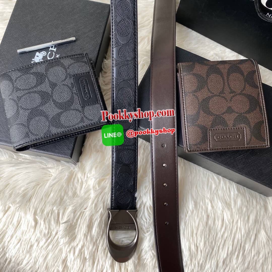 COACH Short Wallet with Belt Set Signature เซทสุดคุ้มค่ะได้ทั้งเข็มขัดและกระเป๋าสตางค์แบบพับ 2 ตอนมีช่องใส่รูปใส่บัตรใส่ธนบัตรแยกเป็นสัดส่วนเหมือนกระเป๋าสตางค์ใบยาวคุณภาพดีตามแบบฉบับของแบรนด์ มาในกล่องแบรนด์สามารถมอบเป็นของขวัญได้ ไอเท็ม Must Have ใครไม่ท