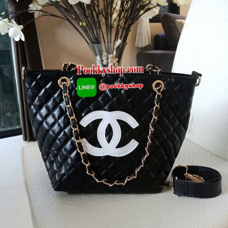 Must Have! Chanel Tote & Shopping Bag กระเป๋าสะพายทรง Shopping Bag พรีเมี่ยมกิ้ฟ Limited Edition ของแท้ 100% นำเข้าจาก Chanel Perfume Counter ใบใหญ่วัสดุหนัง PU ประดับโลโก้ CC สุดคลาสสิค ซับใน Polyester 100% เปิดปิดด้วยกระดุมแม่เหล็ก จุสุดๆ สามารถใส่เอกสา