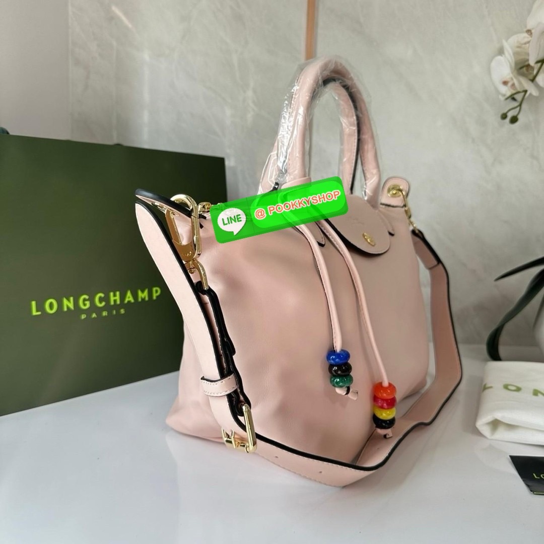 LONGCHAMP Le Pliage Xtra L Leather Handbag 🔖กระเป๋าสะพายคอสบอดี้ รุ่นใหม่โด่ดเด่นลูกเล่นของลูกปัดห้อยสีสันสดใส ทำให้กระเป๋าดูมีลูกเล่นมากขึ้น 🔖วัสดุ : หนังวัวทั้งใบนิ่มน่าสัมผัส 🔖เปิด-ปิดแบบกระดุมแป็ก มีซิปปิดปากกระเป๋าอีกชั้น ป้อง
