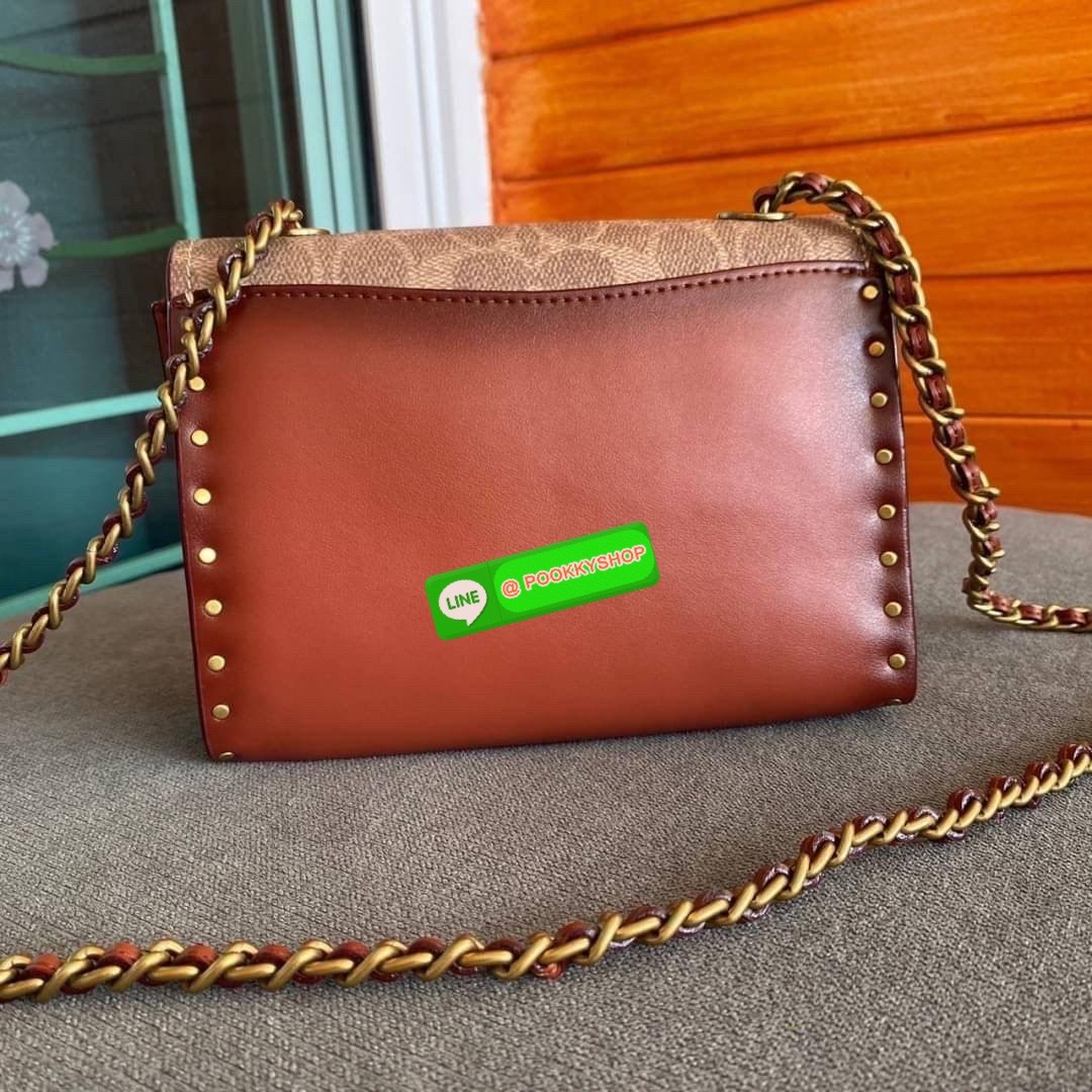 COACH PARKER 18 IN SIGNATURE CANVAS WITH RIVETS (COACH 30592) มาแล้วแม่ รุ่นที่สาวๆเรียกร้องถามหากันบ่อยๆ สุดหรูดูไฮโซมากแม่ ใครได้ไปรับรองหลงรักไม่ผิดหวังคะ วัสดุหนังแท้ สลับหนังแคนวาส รูปทรงสวย ตัวล๊อคกระเป๋าเป็นรูปดอกไม้ด้านหน้าที่เป็นเอกลักษณ์ มาพร้อม