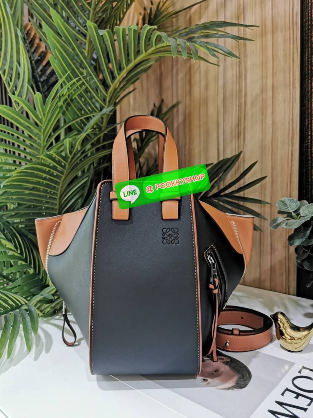 ✴️ห้ามพลาด!✴️LOEWE HANDLE & SHOULDER BAG VIP GIFT WITH PURCHASE (GWP) กระเป๋าถือหรือสะพายหนังแท้พรีเมี่ยมกิ๊ฟ Limited จาก LOEWE PERFUME DUTYFREE รุ่น Rare items สุดๆวัสดุหนังแท้ Calfskin หนังสวยดีไซน์มีเอกลักษณ์ ใบใหญ่กำลังดี น้ำหนักเบา ด้าน