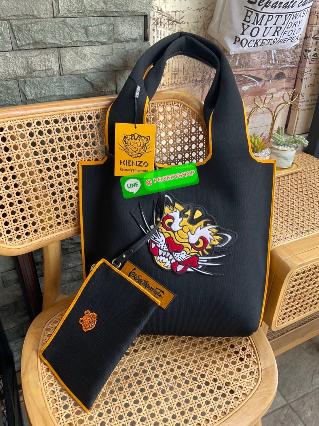 🚚 พร้อมส่ง 🚚 KENZO X KANSAI YAMAMOTO TIGER TOTE BAG กระเป๋าสะพายไหล่ ทรง โท้ทิสี ดำ และ น้ำเงินเข้ม x คันไซ ยามาโมโตะ Three Tigers จาก KENZO โดดเด่นด้วยลวดลายปัก วัสดุเป็นผ้าอย่างหนานุ่มคุณสมบัติพิเศษเฉพาะแบรนด์ น้ำหนักเบามากๆ หูหิ้วด้านบน