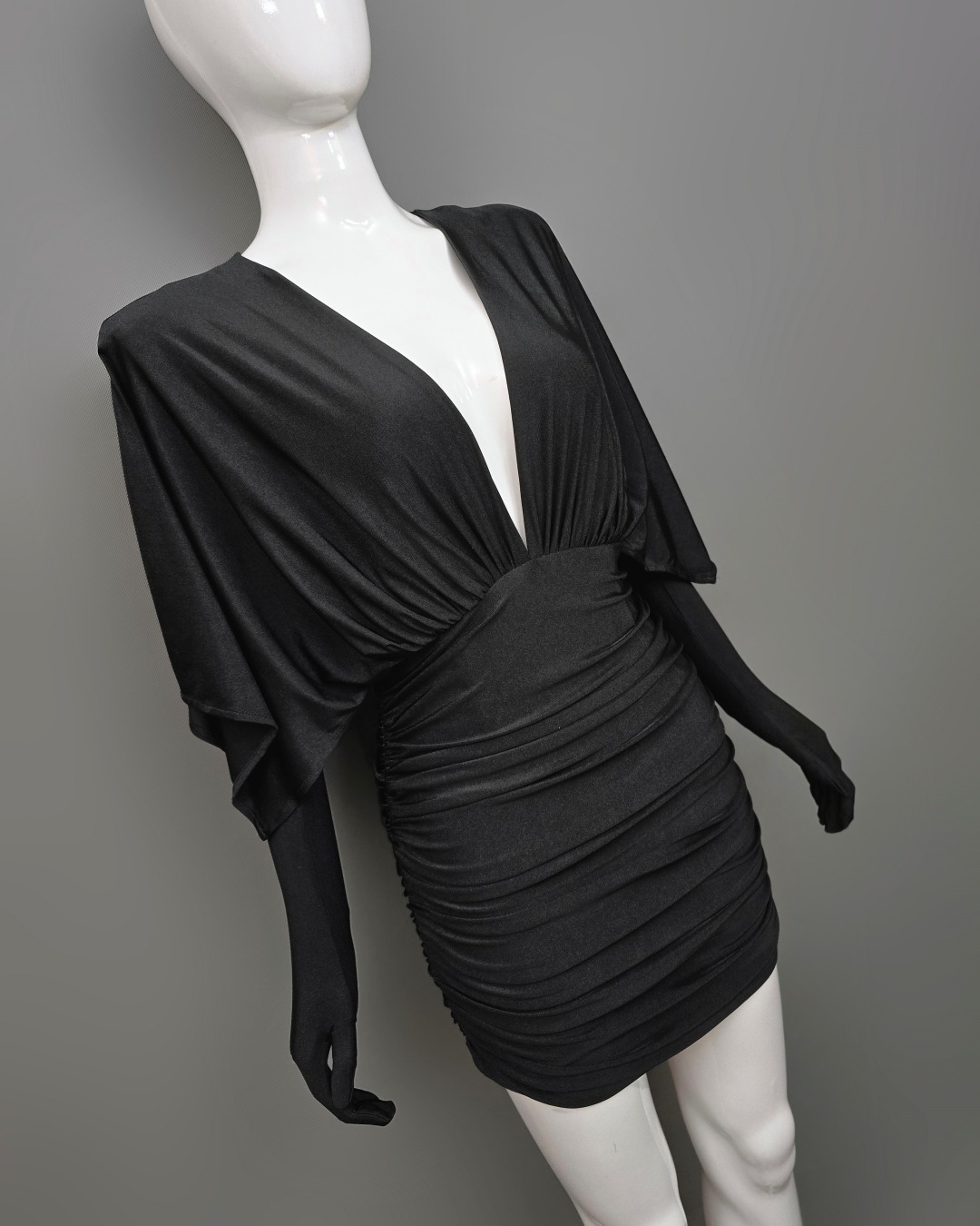 เดรสแฟชั่น เดรสกระโปรงเข้ารูป เสื้อคอวีแขนในตัว มาพร้อมถุงมือยาว