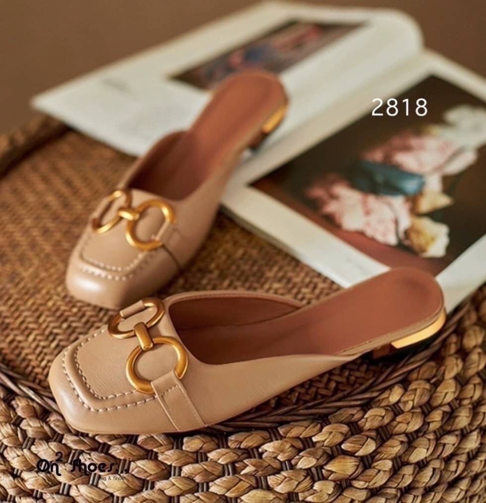 รองเท้าหัวคัชชูเปิดหลังรหน้าแต่งอะไหล่ทองเหลือง สไตล์แบรนด์ส้นเป็นอะไหล่ทองสวยหรู คู่นี้ใส่แมทกับชุดได้ง่ายทั้งกางเกงและกระโปรงได้หมดทรงสวย