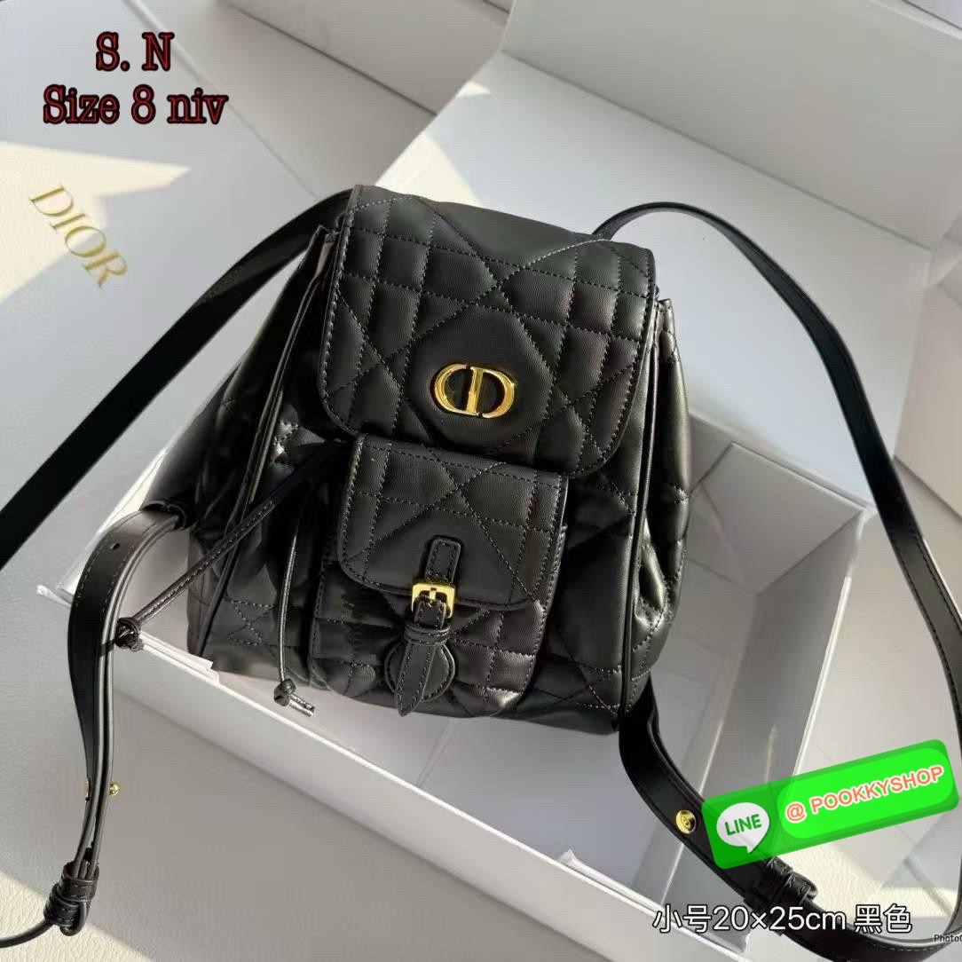 DIOR Small Caro Backpack กระเป๋าเป้ไซส์เล็กน่ารัก ดีไซน์ใหม่ หนังสวยเกินเรื่องมากๆ สัมผัสนิ่ม หรูหรา หูจับในตัวดีไซน์โค้งมนอะไหล่ทองสวยโดดเด่นไม่เหมือนใคร ที่สุดของความลัคชูต้องยกให้แบรนด์นี้ ทันสมัยและสง่างาม ราคาคุ้มที่สุดในย่านนี้บอกเลย!!
