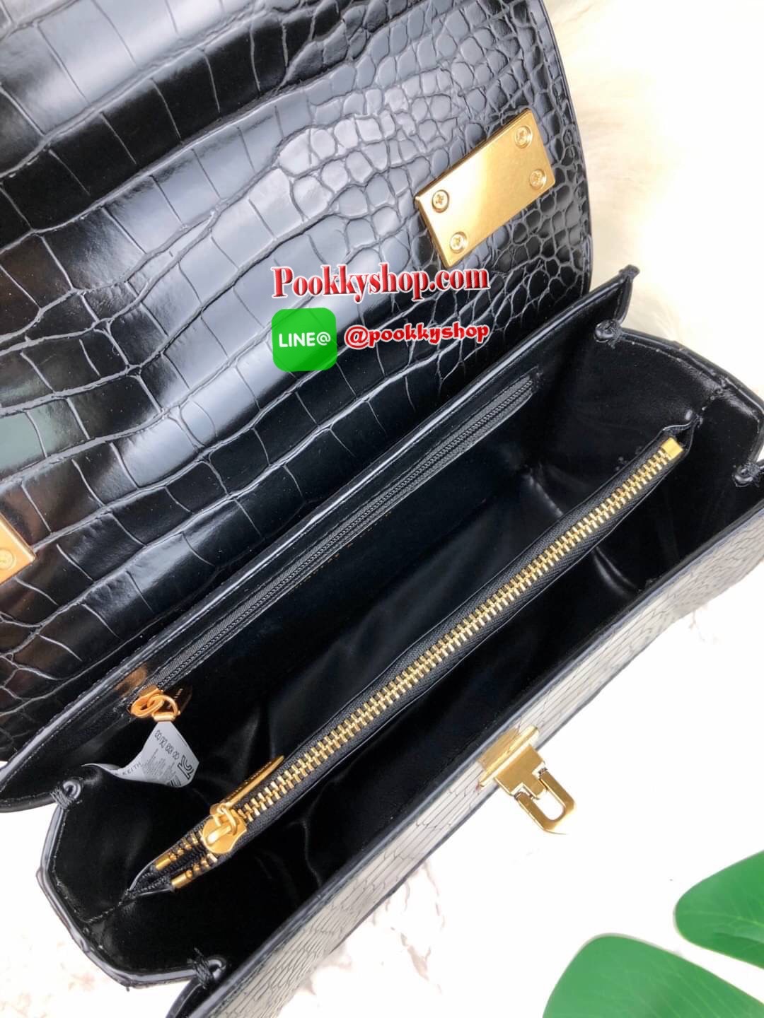 กระเป๋าสะพาย/ถือลายจระเข้รุ่น CHARLES & KEITH CROC-EFFECT CHAIN STRAP CROSSBODY BAG ด้านหน้าปั๊มแบรนด์ เปิดปิดแบบเปิดล็อก ด้านในแบ่งออกเป็น 2 ช่องใหญ่ มีช่องซิปตรงกลาง ช่องการ์ด 4 ช่อง ด้านในสามารถใส่กระเป๋าเงินใบกลางได้ /iPhone plus สายสะพายเป็นสายโซ่ครึ