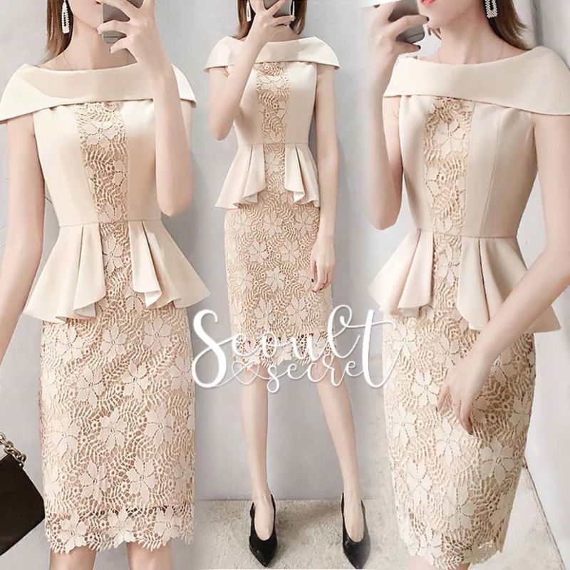 By SEOUL SECRET Seoul Secret Say'...Minidress Lace Design expensive Cream coler Material : งานมินิเดรสสวยหรูดูไฮคลาสมากคะ ดีไซน์มีระดับด้วยลูกเล่นเป็นเดรสทรงเปิดไหล่ งาน Cuttingเป็นผ้าเย็บซ้อนพับลงมาช่วงอกนะคะ ทรงแขนกุด เนื้อผ้าด้านนอกเป็นผ้าเรียบๆไม