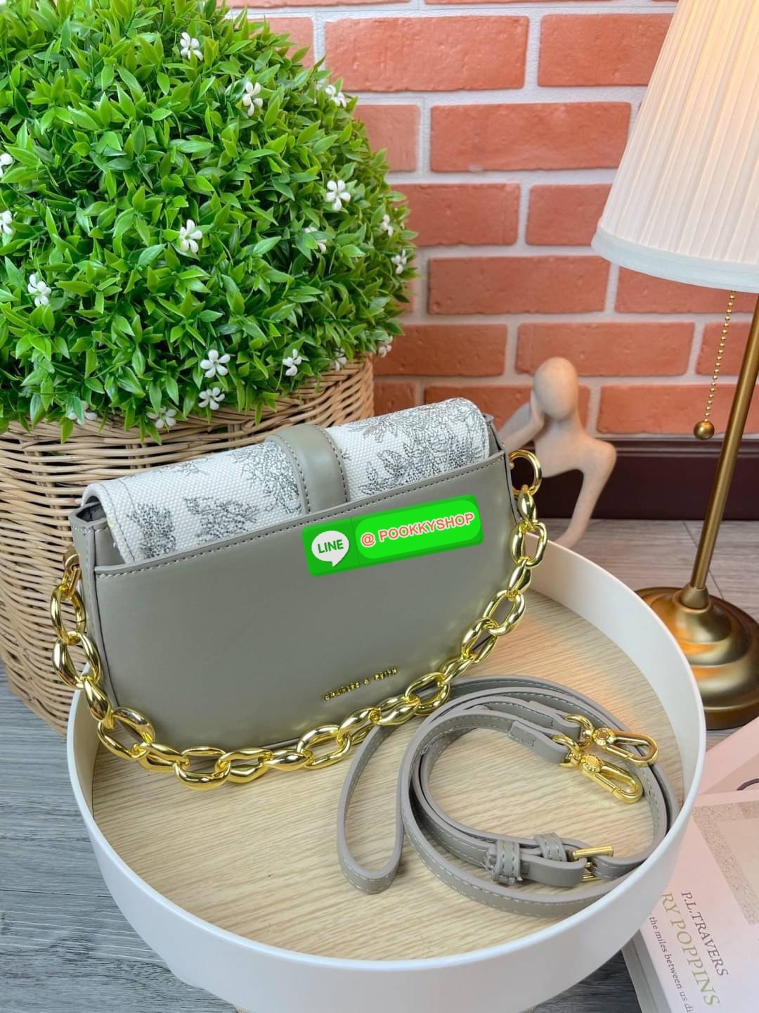 Charles & Keith Fabric Print Chain Shoulder Bag กระเป๋าถือ/สะพายทรงสวยหรู ด้านหน้ากระเป๋าแต่งผ้าปริ้วท์ลายสวยงาม หูหิ้วคล้องแขนเป็นแบบโซ่ทองหรูหรา ด้านหลังมีช่องใส่ของได้ เปิดปิดแบบตัวกดล็อก ด้านในจุของได้พอสมควรเช่น กระเป๋าเงินใบกลาง กุญแจรถ iPhone pro m