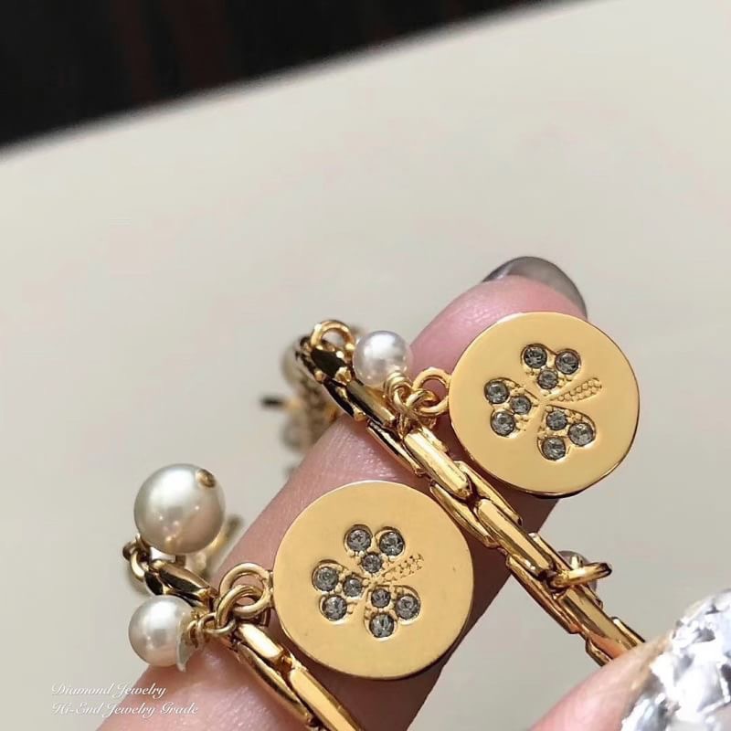 Super Hi-End Quality !!!!!!!! ((งาน 1:1 เหมือนแท้ สวยเป๊ะมากๆค่ะ)) Christian Dior Bracelet สร้อยข้อมือมุกดิออ งานเกรดซุปเปอร์ไฮเอนคะ สวยมากๆ ปรับระดับสั้นยาวได้ตามต้องการ ตัวเรือนสีทองคลาสสิค ประดับมุกสวยขาว ใส่ออกมาน่ารักที่สุด ฮ๊อตฮิตมากค่ะ ดาราใส่ตรึม