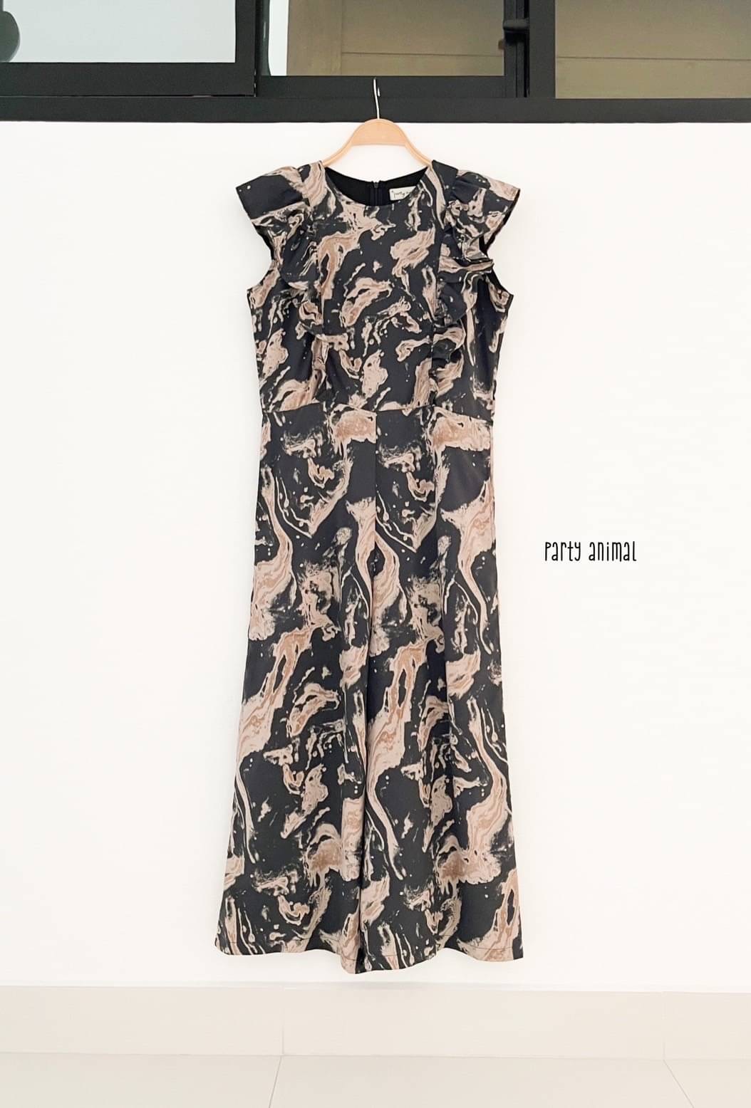 Marble Jumpsuit จั๊มสูทห้าส่วนทรงปล่อย แต่งระบายช่วงอก มาพร้อมเชือกผูกเอว เนื้อผ้า polyester พลิ้วๆนุ่มใส่สบาย งานมีซับในตัว ซิปหลัง และกระเป๋าล้วงข้างตัว เป้ายาวไม่รั้งค่ะ 2สี