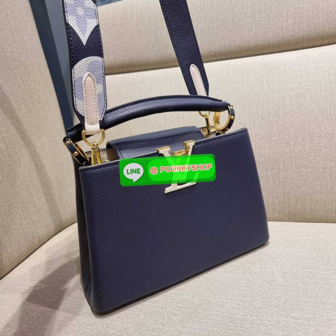 NEW IN!! LV capucines top handle วีไอพีพรีเมี่ยมกิ๊ฟจากเคาน์เตอร์ ที่สุดของความสวยในราคาเบาๆ กระเป๋าถือสุดหรู ดีไซน์ทรงคลาสสิค พร้อมลวดลายหรูหรา มาพร้อมหูจับในตัว ด้วยรูปทรงวินเทจและวัสดุหนังลูกวัว สัมผัสดี ขับผิว ทำให้ไอเท็มนี้สะกดทุกสายตาจริงๆ และยังมีล