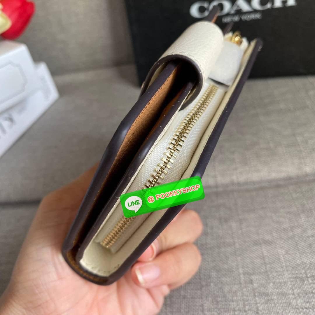 COACH 6390 MEDIUM CORNER ZIP WALLET กระเป๋าสตางค์ใบกลาง สีพื้นเรียบหรู วัสดุcrossgrain ภายในมีช่องใส่บัตรและธนบัตรได้ทุกชนิด มีช่องซิปใส่เหรียญ ขนาดกะทัดรัดพกพาง่าย คนชอบจัดระเบียบกระเป๋าสตางค์แนะนำเลยจ้า