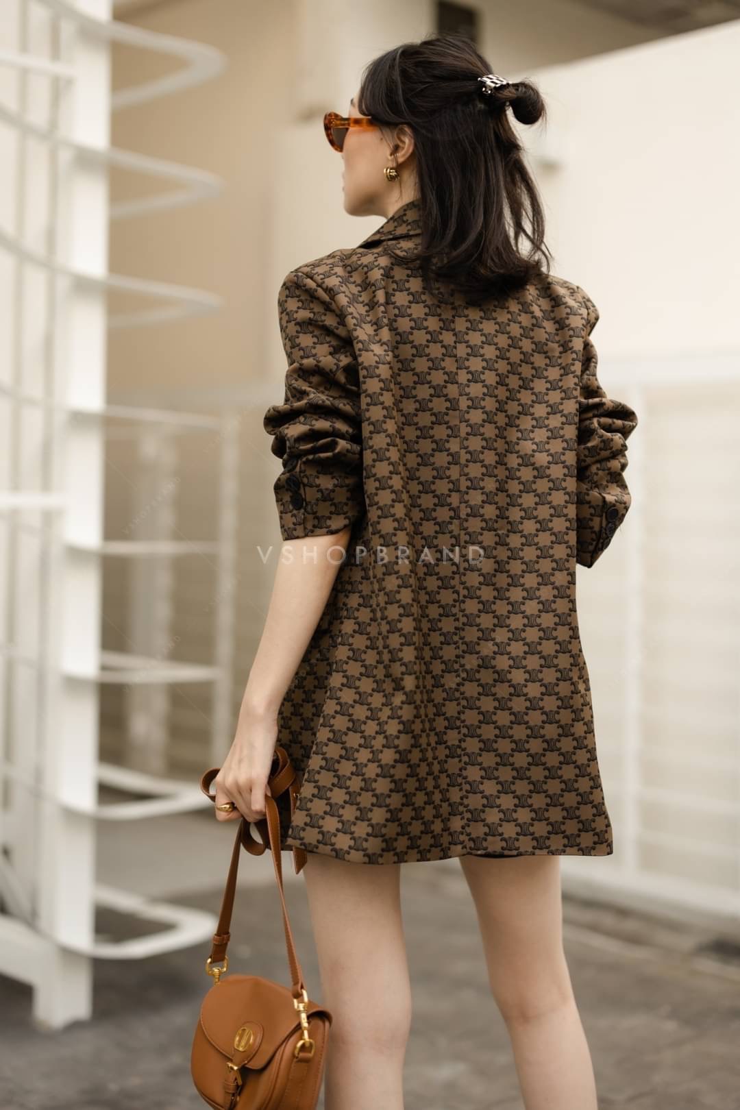 เบลเซอร์สูทสุดชิค ใส่คลุมแมทช์กับอะไรก็ให้ลุคสวย เก๋ เป็นสาวดูมีสไตล์ ด้วยผ้าสูทเนื้อดี รีดอัดกาวขึ้นทรงสวย คัตติ้งเนี้ยบ มีซับใน พิมพ์ลาย สุดปังมากเลยค่ะ งานสวยมากค่ะ