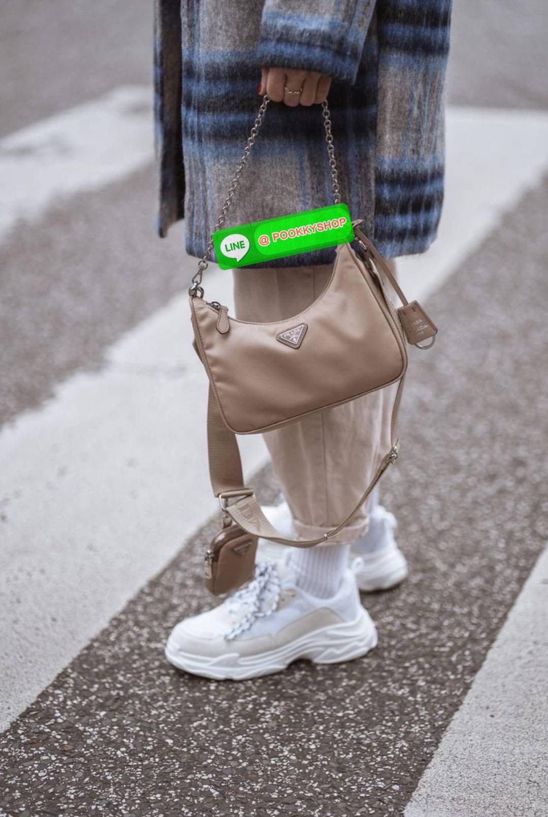 PRADA RE-EDITION 2005 RE-NYLON SHOULDER BAG ไอเท็มสุดปัง ที่ฮิตตลอดกาลไม่ว่าจะปีไหนๆ จัดให้ครบทั้งสีขายดีและสีใหม่ล่าสุด ที่สายคุณหนูห้ามพลาด!! กับกระเป๋าสะพายทรงคลาสสิค เหมาะเป็น everyday bag มากๆ วัสดุผ้าไนล่อนคุณภาพ พร้อมใบลูก ไว้ใส่เหรียญ ใส่กุญแจได้ส