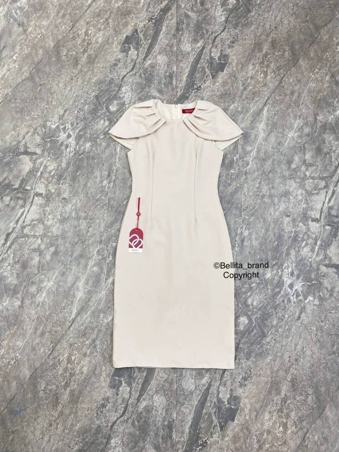 เดรสเข้ารูปสุดจึ้ง แขนกุดช่วงคอระบาย ทรงสอบสามส่วน ซิปหลัง เรียบหรูดูแพง ใส่ได้หลายโอกาส