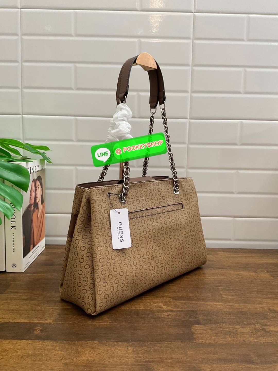 GUESS กระเป๋าสะพายผู้หญิง รุ่น SV859606 VIOLET SATCHEL กระเป๋าถือหรือสะพายสินค้านำเข้าจาก GUESS FACTORY รุ่นยอดนิยม ลายโลโก้ รอบใบ หนัง faux-saffiano หนังคุณภาพดี ตั้งอยู่ทรง สายโซ่ทองต่อหนังสะพายไม่เจ็บไหล่ โลโก้แบรนด์ สวยโดดเด่นที่กระเป๋าด้านหน้า เปิดปิ