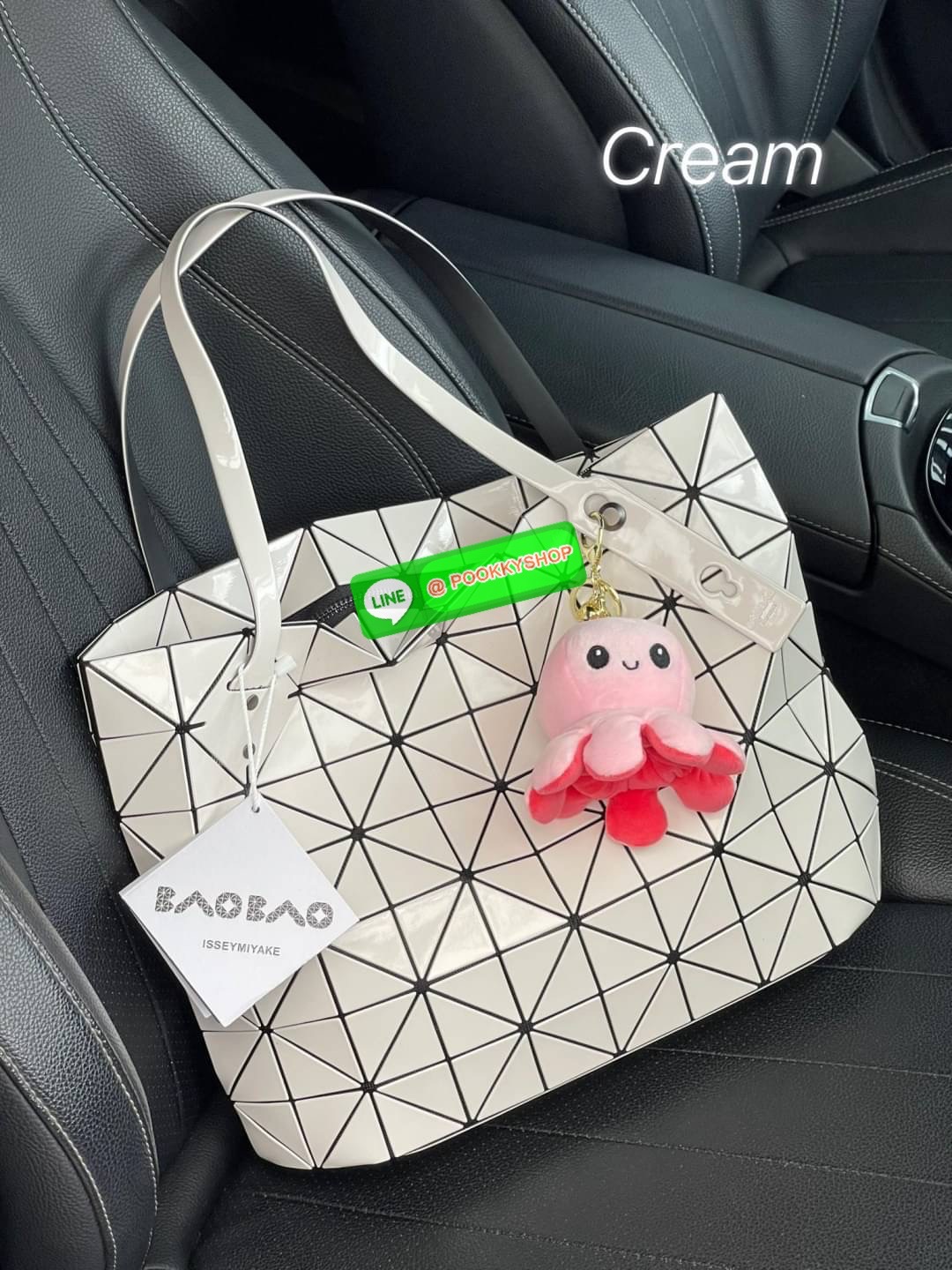 💕 Bao Bao Issey Miyake ROCK MATTE ซีรีส์นี้จะเป็นทรงสี่เหลี่ยมผืนผ้า มีซิปปิดด้านบน ถือเป็นรุ่นที่เหมาะกับการใช้งานในชีวิตประจำวัน สามารถพับมุมและบริเวณด้านล่างของกระเป๋าเพื่อเพิ่มความสะดวกสบายในการใช้งาน ทั้งยังช่วยให้วางกระเป๋าในแนวตั้งได้อีกด้ว