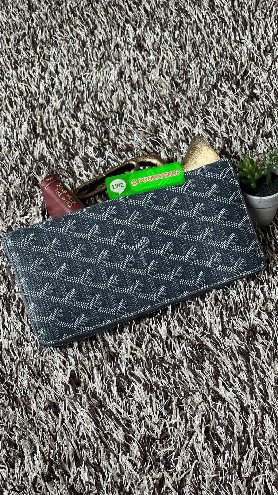 Goyard Matignon GM Wallet แบรนด์สัญชาติฝรั่งเศสที่มีความคลาสสิคและลวดลายอันเป็นสัญลักษณ์ อีกหนึ่งรุ่นที่แนะนำ กระเป๋าสตางค์ แบบยาว Matignon GM ที่มีซิปปิดสนิทและปลอดภัย ช่องใส่การ์ด 12 ช่อง ช่องซิปตรงกลาง และช่องเก็บของขนาดใหญ่ 2 ช่อง ช่วยให้คุณเก็บการ์ด