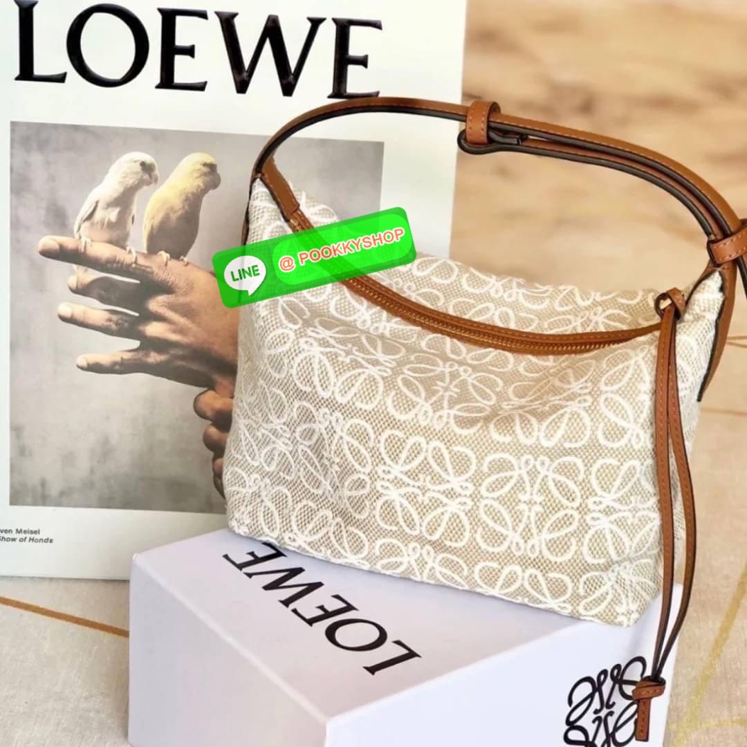 RESTOCK!! 💙🤎 LOEWE CANVAS BAG VIP GIFT WITH PURCHASE (GWP) พรีเมี่ยมกิ๊ฟ Limited จาก LOEWE HAUTE PARFUME DUTYFREE COUNTER วัสดุ CANVAS ตัดหนังแท้ ดีไซน์ทรงยอดฮิตประจำปีเลย! ปักโลโก้แบรนด์บนผ้าทั้งใบเป็นเอกลักษณ์ เปิดปิดด้วยซิปยาวภายในโล่งก