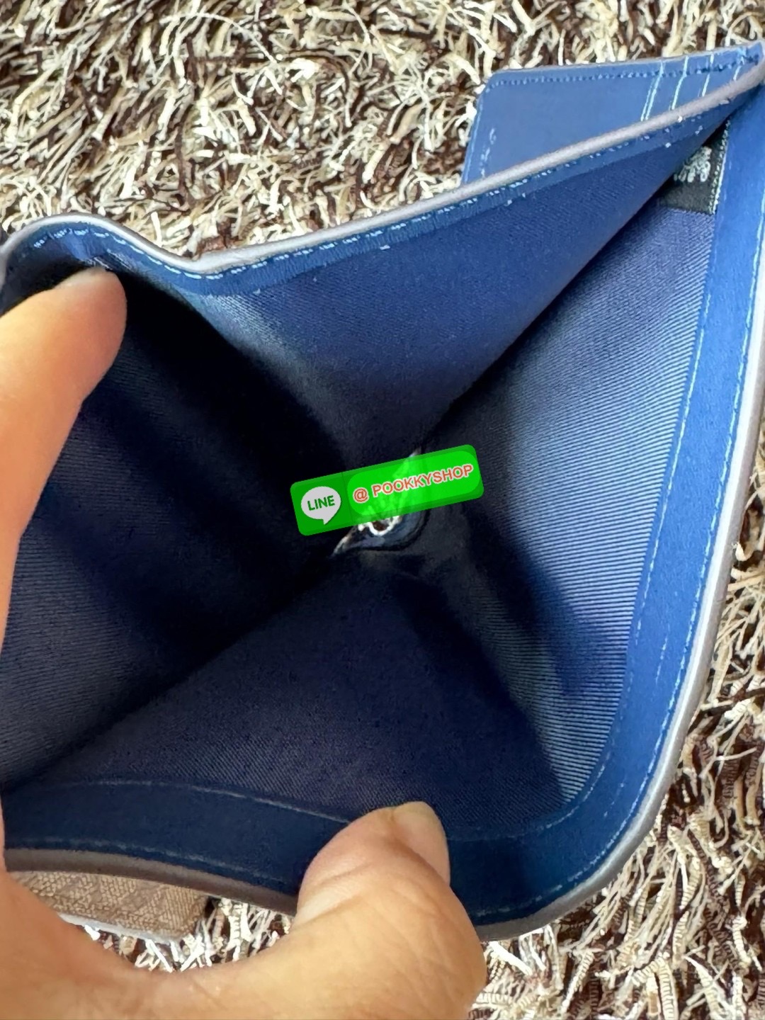 COACH MEDIUM CORNER ZIP WALLET IN SIGNATURE CANVAS กระเป๋าสตางค์ขนาดกลางที่ถือว่าเป็นไอเทม Must Have ของทุกเพศทุกวัยที่ต้องพกติดตัวไว้ตลอดเวลา เพราะนอกจากจะช่วยจัดเก็บเงิน บัตรประชาชน บัตรเครดิตและต่าง ๆ ให้เป็นระเบียบเรียบร้อยยังต้องคำนึงถึงประโยชน์ใช้สอ