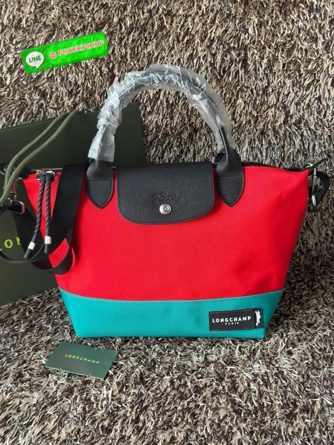 Longchamp Neo s Adjustable เป็นกระเป๋าสไตล์สปอร์ต ทันสมัย และใช้งานได้จริง น้ําหนักเบา กระเป๋าใบนี้เป็นเครื่องประดับที่มีเสน่ห์ในอุดมคติที่จะติดตามคุณในทุกกิจกรรมยามเย็นของคุณ มาพร้อมกับสายสะพายไหล่ปรับได้ สามารถพกพาได้ ทั้งแบบถือและสะพาย เหมาะสําหรับใช้ใ