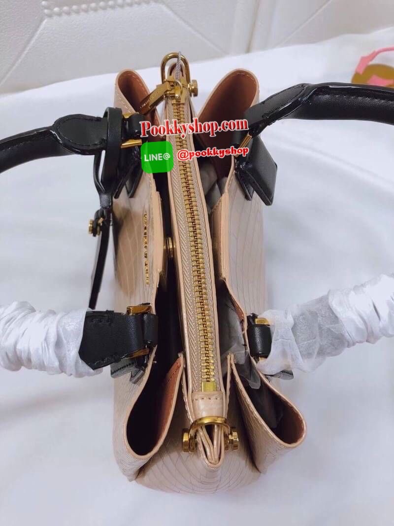 New arrival!! CHARLES & KEITH กระเป๋าถือ/สะพาย วัสดุ Saffiano คุณภาพดี น้ำหนักเบา ด้านหน้าประดับด้วยโลโก้แบรนด์สุดหรู เปิดปิดกระเป๋าด้วยกระดุมแม่เหล็กและซิป ด้านในโล่งกว้างมีช่องซิปสำหรับใส่ของ ใส่กระเป๋าสตางค์ใบยาวได้ Iphone+ได้ทุกรุ่น จุของได้เยอะ มาพร้