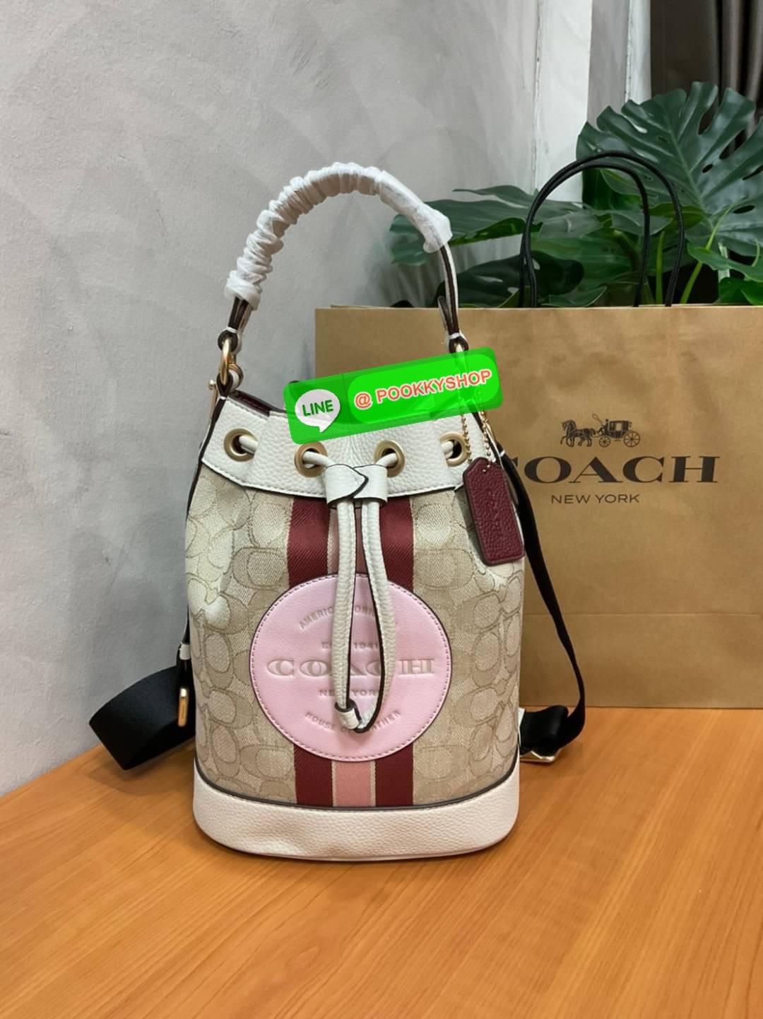 New arrival! 🌈น้องใหม่ล่าสุด สวยหรู ดูดีมากๆค่ะ! COACH DEMPSEY DRAWSTRING BUCKET BAG ((C4100//C4102)) พร้อมส่งที่ไทยค่ะ! กระเป๋าทรงขนมจีบ หนังแท้นิ่มสวยมากๆค่ะ จุดเด่นด้านหน้าปั้มโลโก้แบรนด์ ปากกระเป๋าแบบหูรูดใช้งานง่าย ภายในสามารถใส่ของจำเป็นในชี