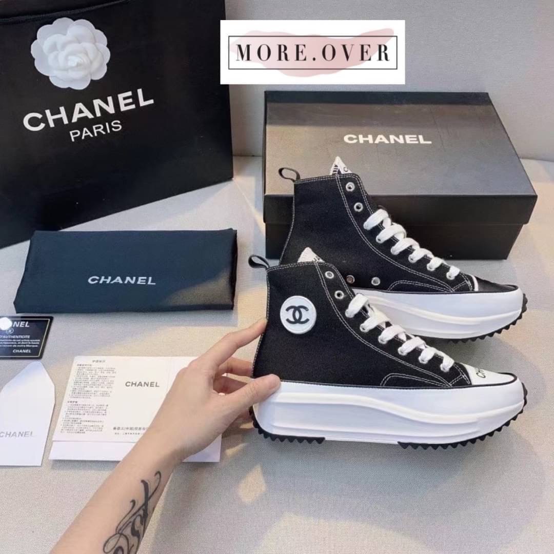 ** รองเท้าผ้าใบหุ้มส้นสีดำ CHANEL งานพร้อมส่งไม่ต้องรอพรีคะ Brand : CHANEL งานสวยหรู เกรด Hi-end ค่ะ แบรนด์ CHANEL คู่นี้ผ้าใบหุ้มข้อสูง สวยหรู สายสปอร์ตกันเลยจ้า ใส่กับกางเกง ใส่กับเดรสก็เลิศสุดๆค่ะ งานสวยแบบเดียวกับช็อปเลยจ้า มีของพร้อมส่งคะ เกรด hi-end
