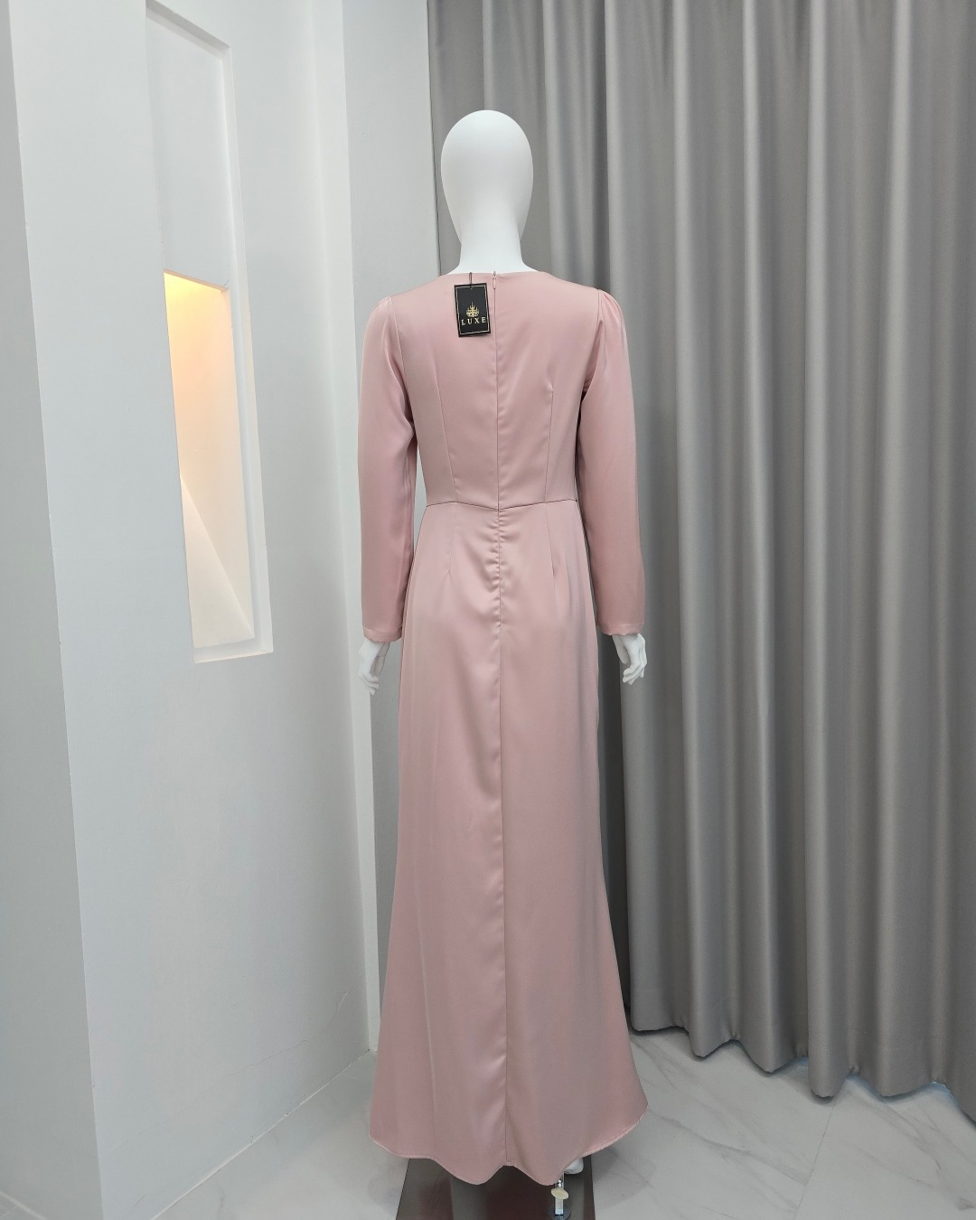 เดรสแฟชั่น แม็กซี่เดรสเสื้อคอกลมแขนยาว กระโปรงยาว ชายกระโปรงบาน