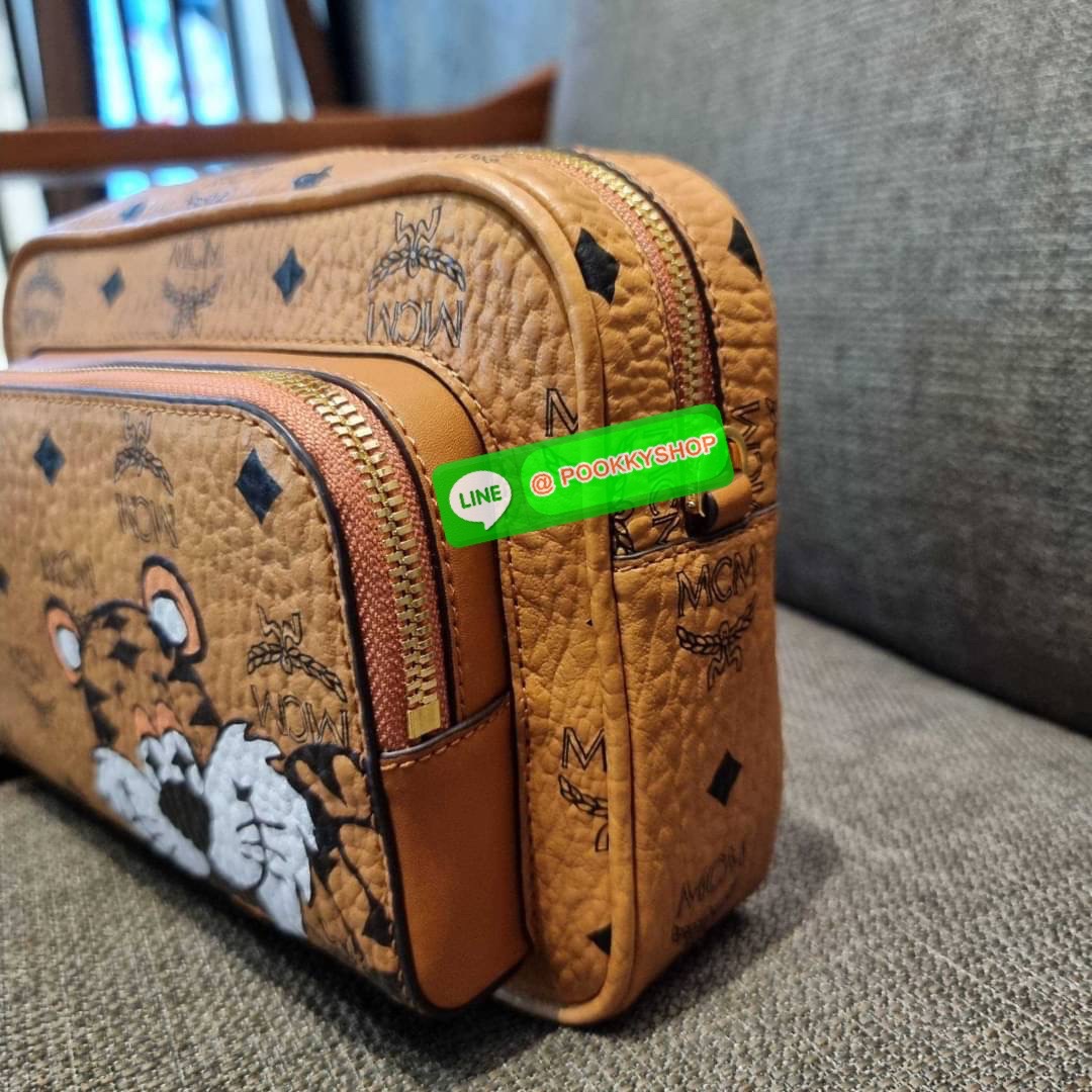 MCM KLASSIK CROSSBODY IN NEW YEAR TIGER VISETOS ใหม่ล่าสุด คอลเลคชั่นรับปีเสือ ของมันต้องมี กระเป๋าสะพายข้างทรงครอสบอดี้ โดดเด่นด้วยลายพริ้นท์น้องเสือคมสวย รุ่นนี้หนุ่มๆหรือสาวๆก็สะพายได้น้า ขนาดกำลังดี วัสดุหนังแคนวาสคุณภาพดี มีช่องหลัก 2 ช่อง เปิด-ปิดด้