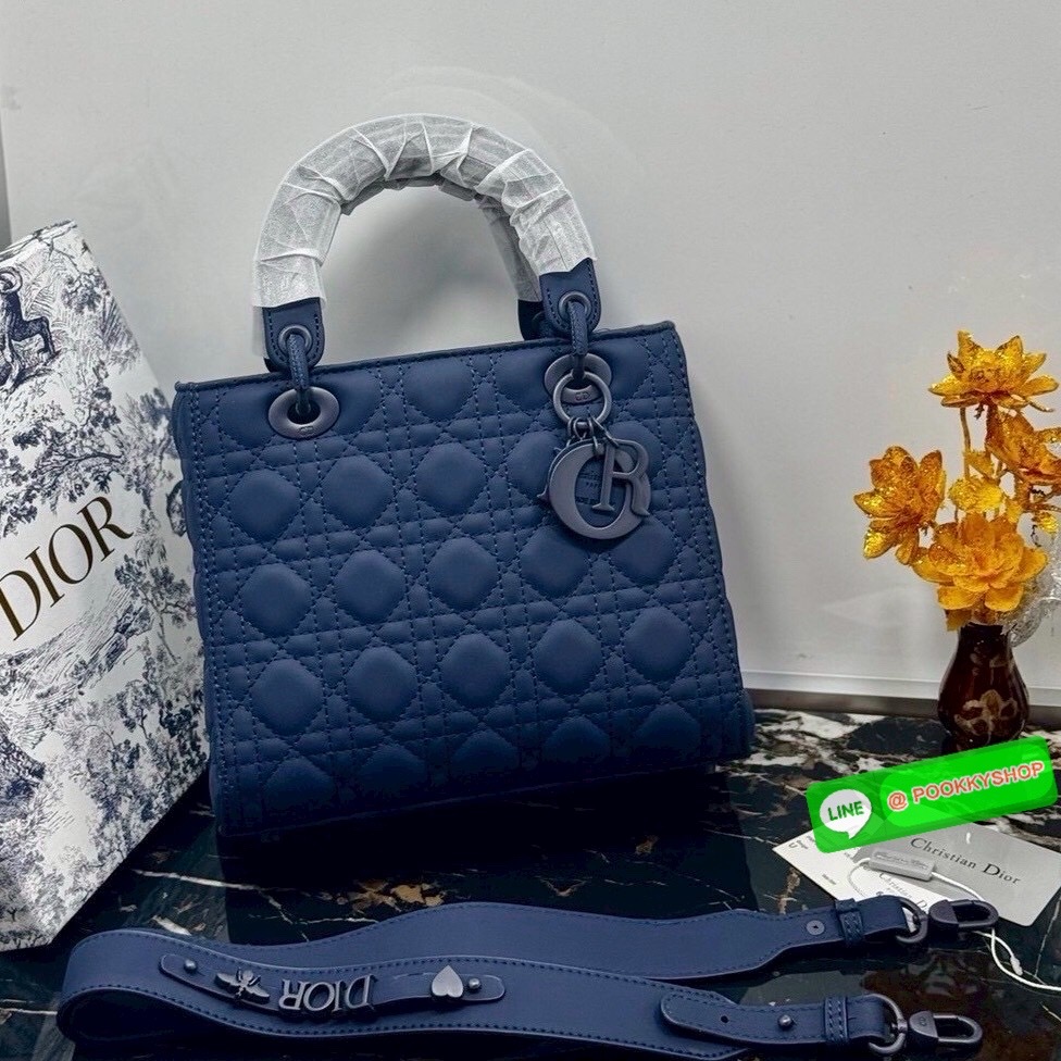 🕊️ พร้อมส่ง | Dior Medium Lady Dior Bag 25cm กระเป๋าสะพายทรงโท้ท ที่สุดของความเรียบหรูดูแพง น้อยแต่มากที่แท้ทรู ดีไซน์เรียบง่าย แต่แฝงไปด้วยความหรูหรา ทรงกล่องคลาสสิค โดดเด่นด้วยพวงกุญแจอะไหล่โทนสีเดียวกับกระเป๋า เป็นเอกลักษณ์ด้วยลายเส้นซ้อนทับสวย