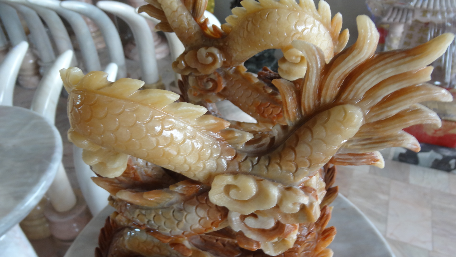 มังกรคาบแก้ว หินหยกน้ำผึ้งแกะสลักขนาด กว้าง 30 สูง 16 เซนติเมตร