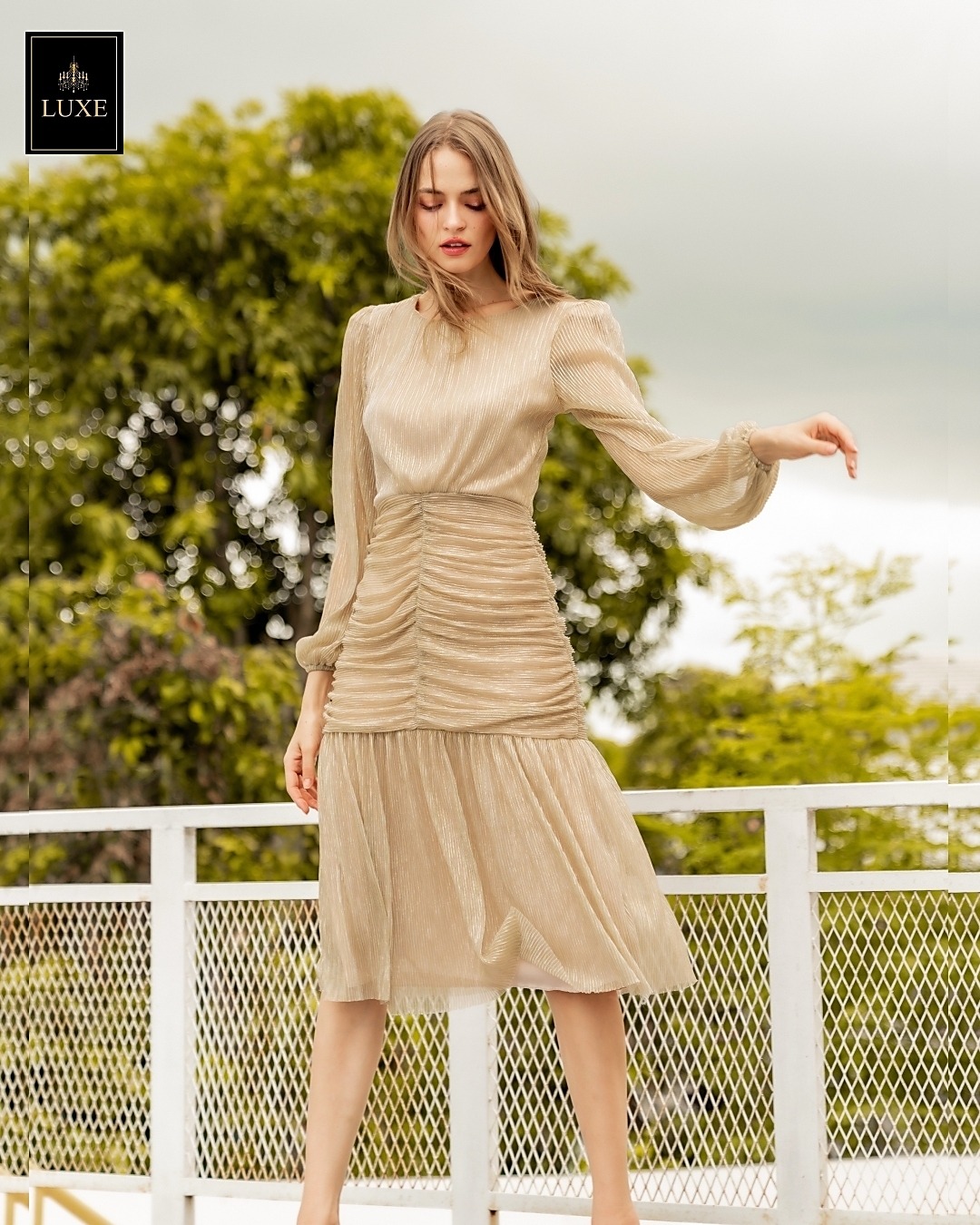 เดรสแฟชั่น เดรสเสื้อคอกลมแขนยาว กระโปรงทรงเข้ารูปจับเดรปตรงกลาง ต่อชายระบาย