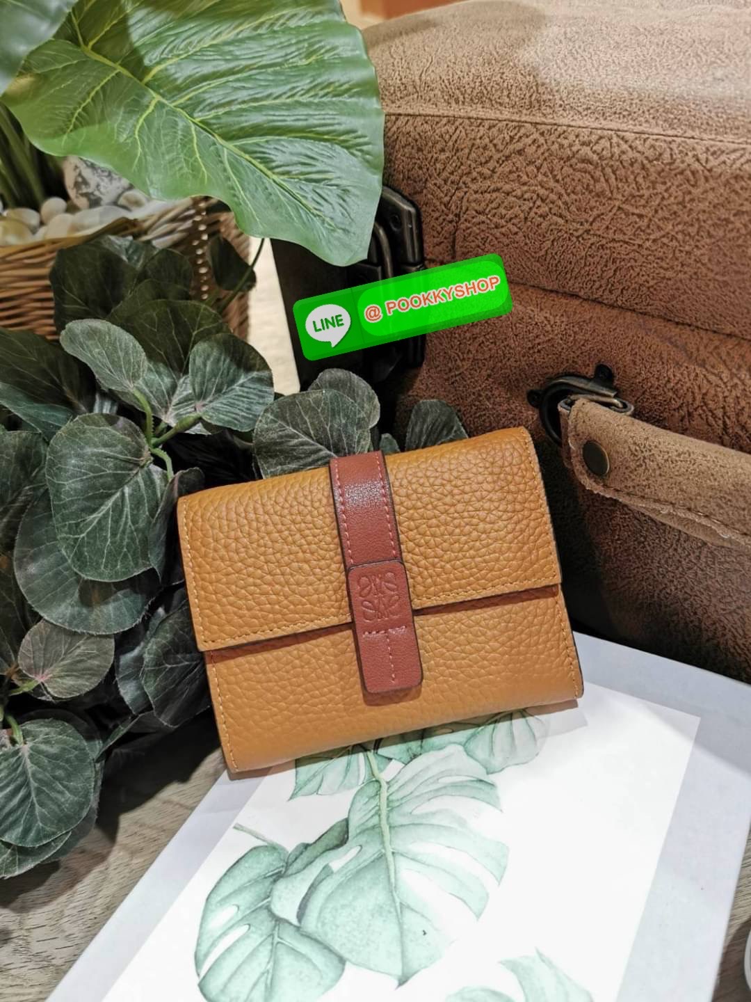 ✴️Don't Miss!✴️NEW! LOEWE SHORT WALLET VIP GIFT WITH PURCHASE กระเป๋าพรีเมี่ยมกิ๊ฟ Limited จาก LOEWE DUTYFREE COUNTER วัสดุหนังแท้เทคเจอร์สวยอยู่ทรงปั้มโลโก้แบรนด์ด้านหน้าเปิดปิดด้วยกระดุม ภายในมีทั้งช่องใส่รูป ช่องใส่ธนบัตร ใส่แบงก์พัน