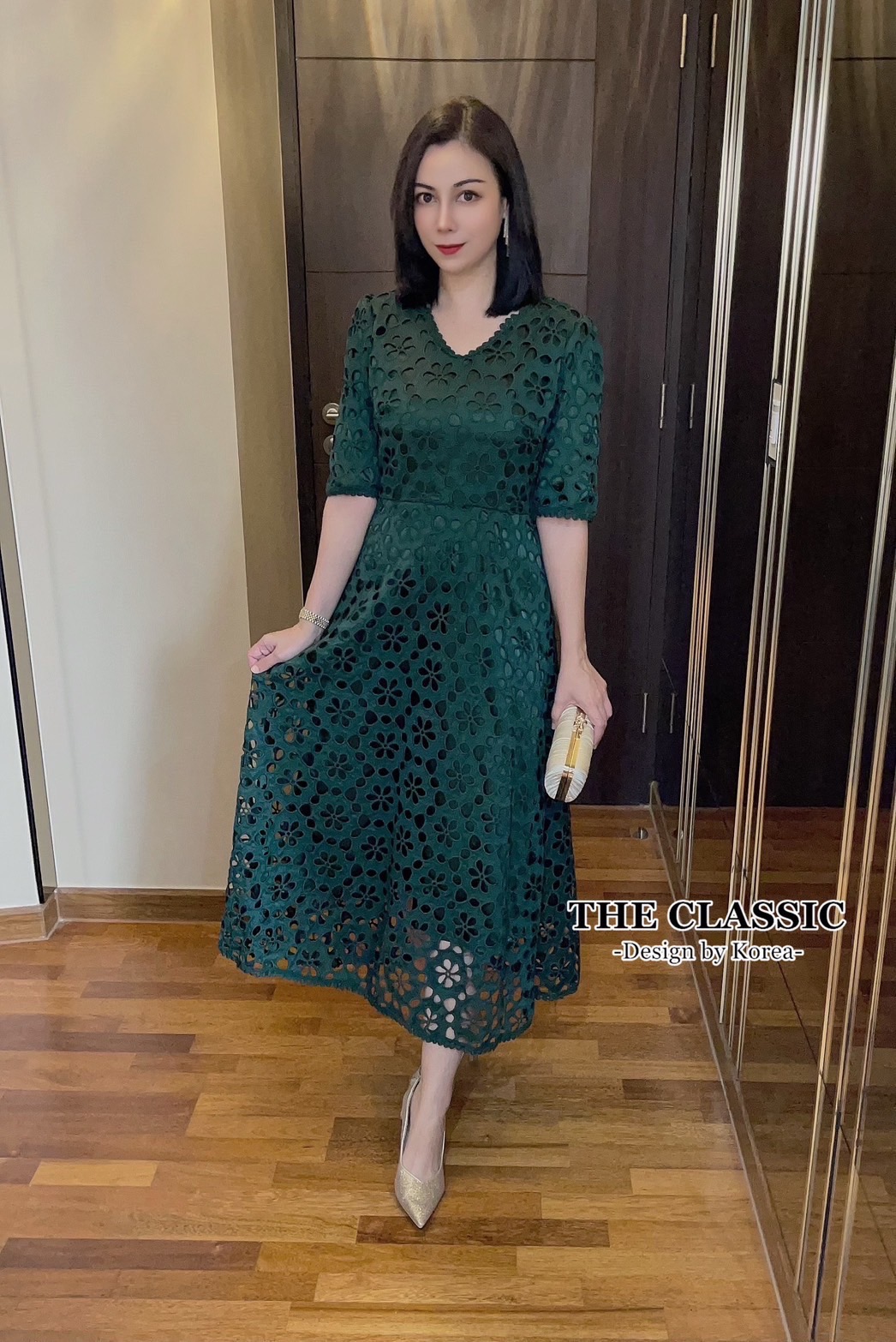 เดรสแฟชั่น เดรสลูกไม้ยาว ใช้ผ้าลูกขึ้นลายดอกไม้ เนื้อแน่นอย่างดีมีน้ำหนัก