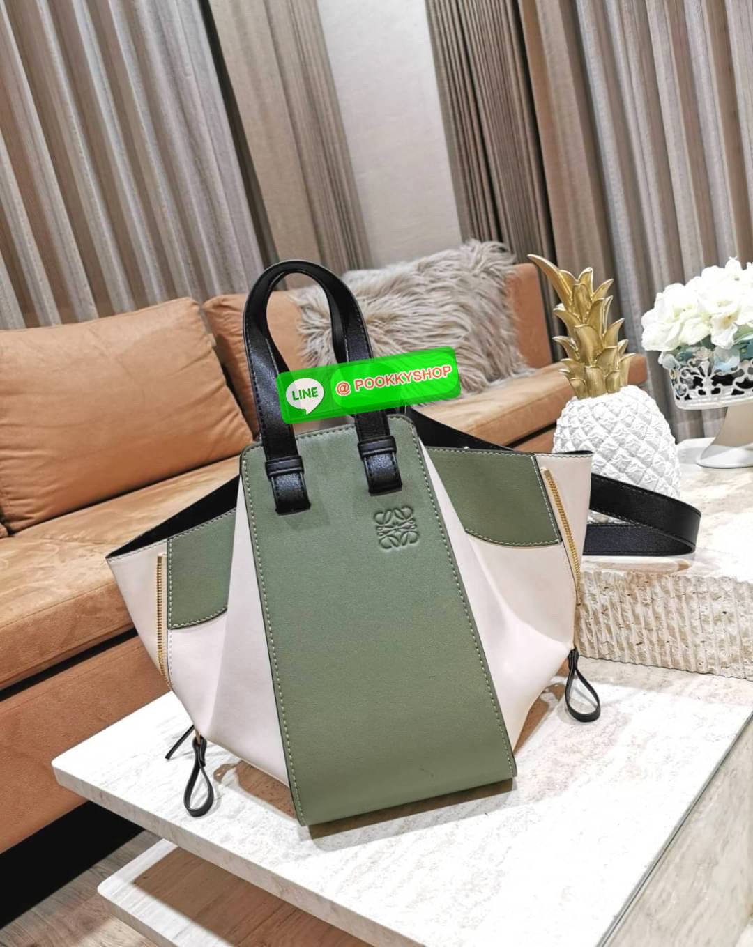 ✴️NEW ARRIVAL!✴️LOEWE HANDLE & SHOULDER BAG GIFT WITH PURCHASE GWP พรีเมี่ยมกิ๊ฟ Limited จาก LOEWE PERFUME DUTYFREE รุ่น Rare items สุดๆวัสดุหนังแท้ Calfskin หนังสวยดีไซน์มีเอกลักษณ์ ใบใหญ่กำลังดี น้ำหนักเบา สามารถปรับได้หลายทรงไม่จำเจ ด้านข