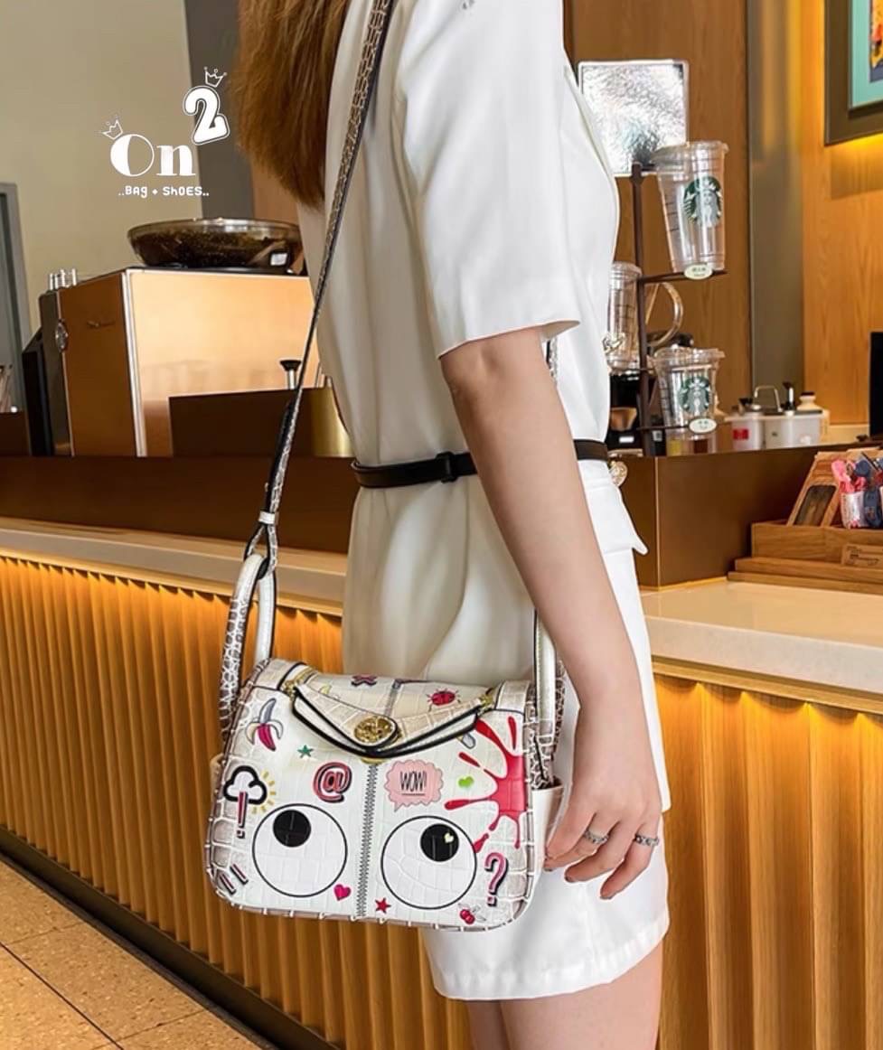 New...กระเป๋าถือ Eye theme ทรง ลินดี้ แบรนด์แท้ 💯(%) วัสดุตัวกระเป๋าด้านหน้าเคลือบกันน้ำอย่างดีลายตามภาพ ด้านหลัง ขอบ ฝา กระเป๋าทำจากหนังผสมอย่างดีสีตามภาพ มาพร้อมสายยาวสีเดียวกับกระเป๋า