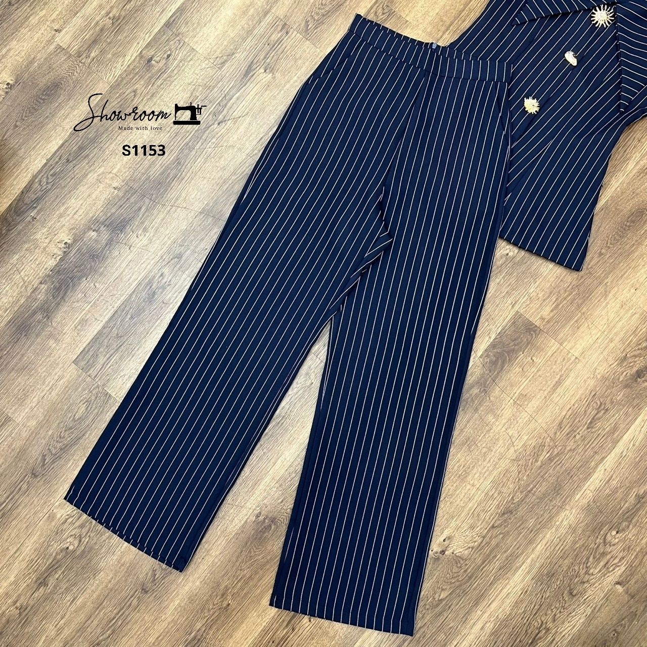 ชุดเซทแฟชั่น Stripe navy set ที่โดดเด่นด้วยการเลือกกระดุมโลหะสีทองดีไซน์แจ่ละเม็ดไม่ซ้ำกัน
