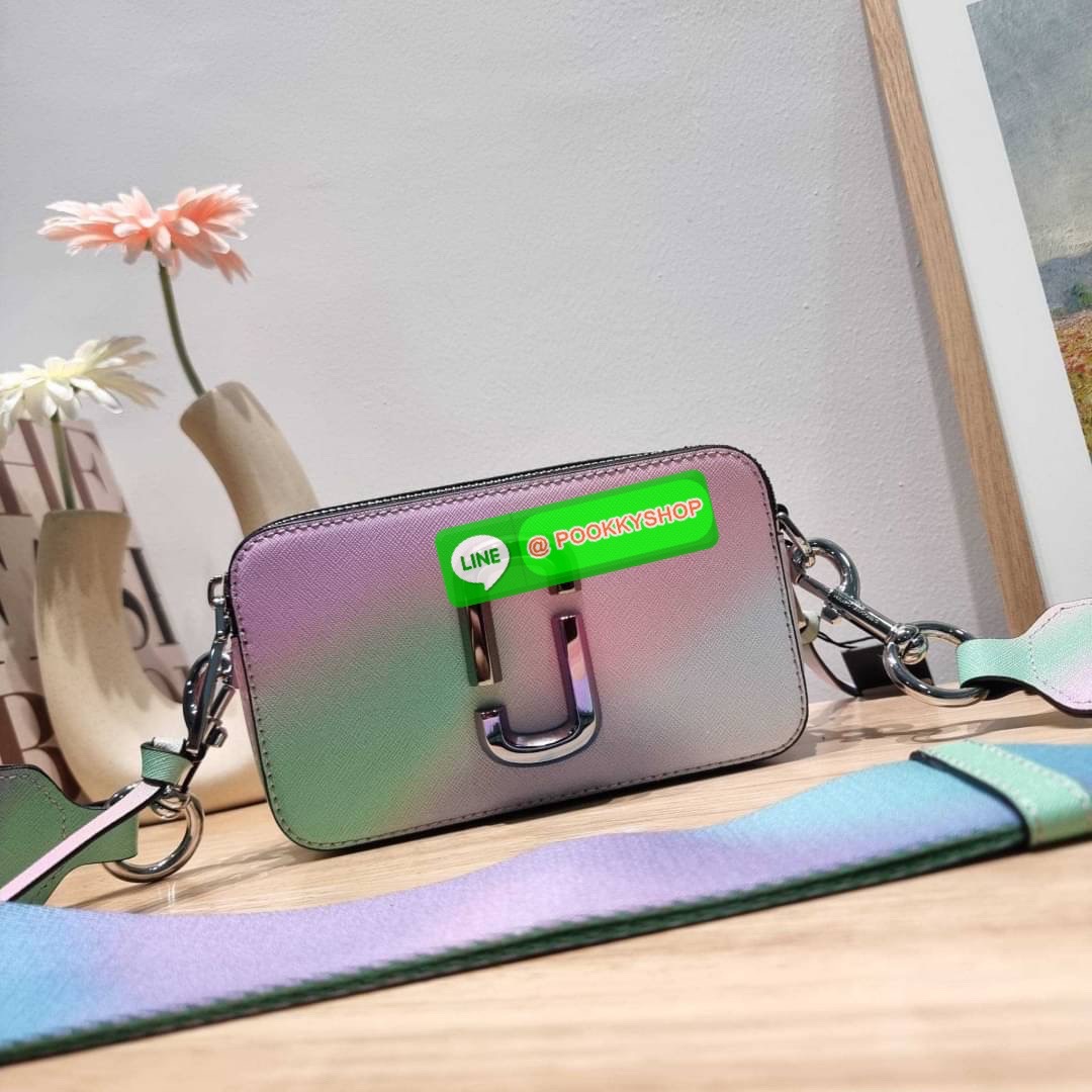 MARC JACOBS THE SNAPSHOT AIRBRUSH BAG สายหวานต้องมีแล้ว! ไอเท็มยอดฮิตที่โดดเด่นเป็นเอกลักษณ์ กับกระเป๋าสะพายข้างสุดปัง ลวดลายเพ้นท์สไตล์แอร์บรัช สวยละมุน เรียกได้ว่าไม่ซ้ำใคร!! วัสดุหนังวัว สวยอยู่ทรง เปิด-ปิดกระเป๋าด้วยซิป มีซิปหลัก 2 ช่อง แบ่งสัดส่วนไว้
