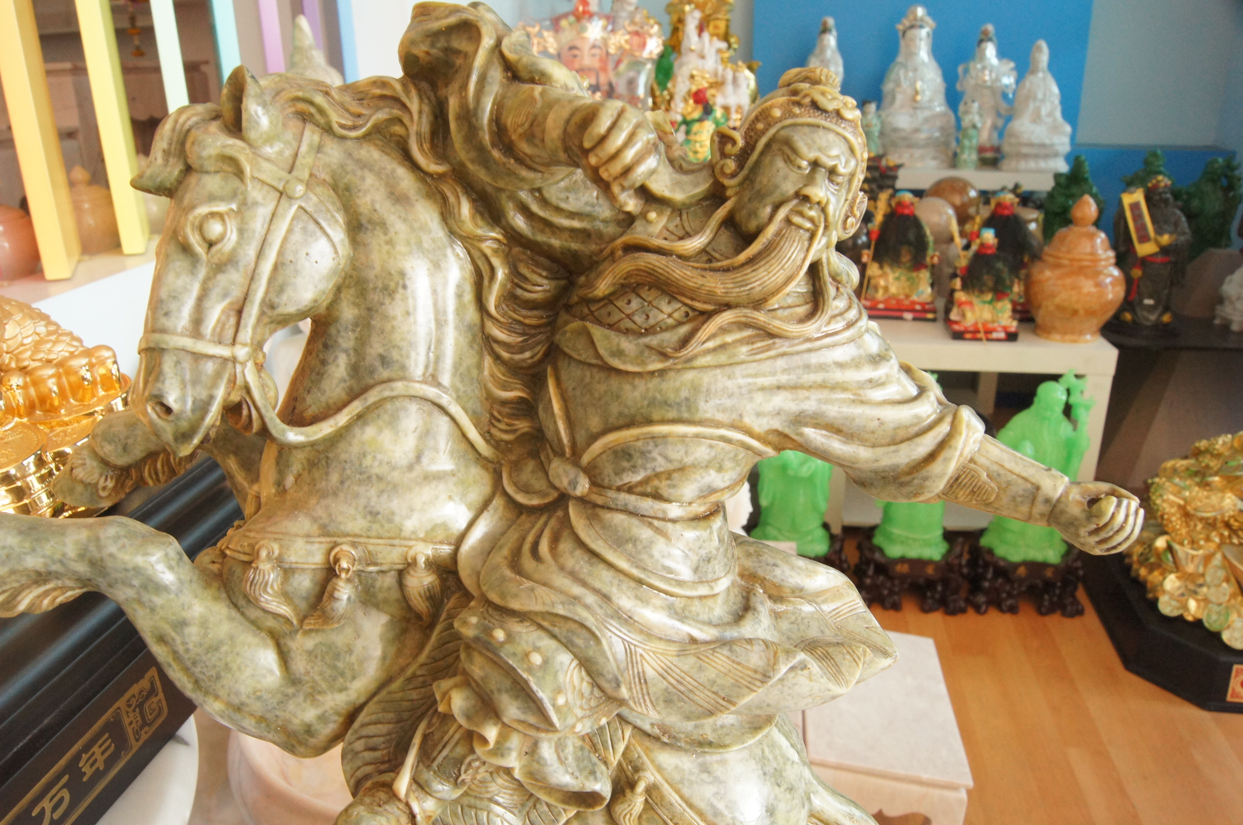 เทพเจ้ากวนอูขี่ม้า ออกศึก ขนาด สูง 40 กว้าง 30 cm