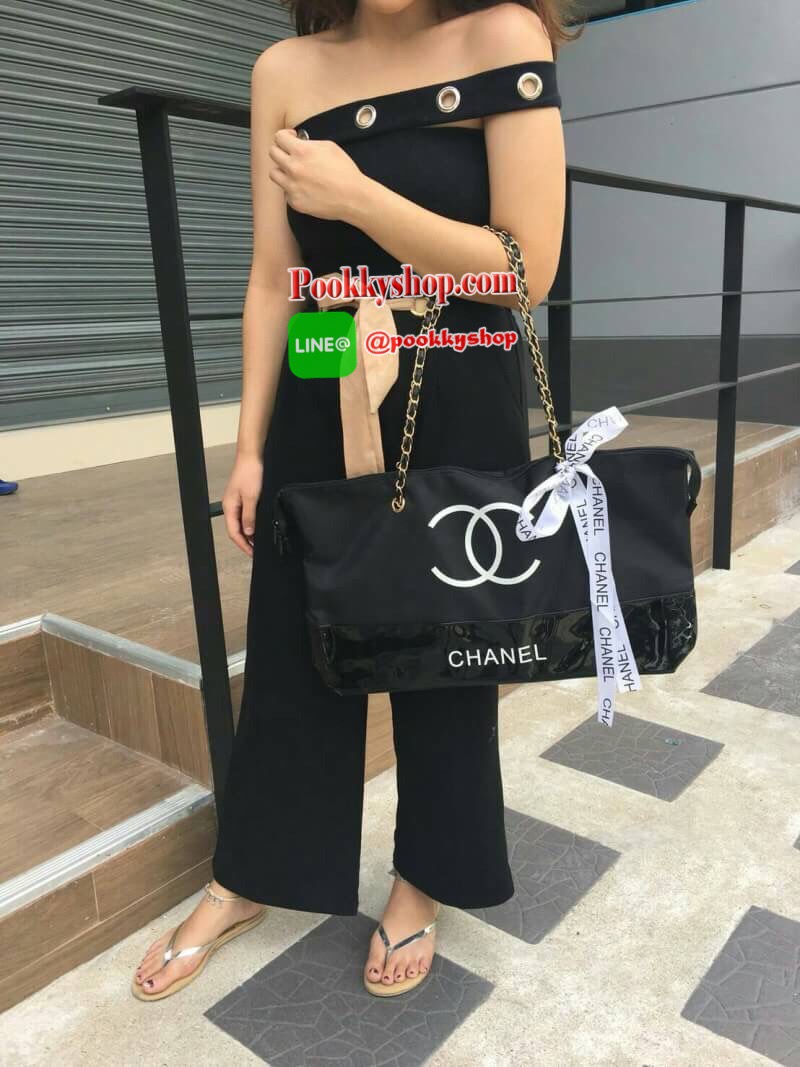 New Gorgeous☆☆ กระเป๋าใบใหญ่ทรง Tote จากแบรนด์ Chanel VIP gift Bag มาพร้อม Ribbin สุดหรู ของแท้ 100% ทำจากผ้าหนา Polyester ฐานล่างกระเป๋าทำจากหนังแก้วผิวมันเงา สวยหรู สกรีนโลโก้ชาแนลหน้าหลัง หัวซิปปั้มโลโก้ ด้านในเป็นช่องกว้าง และมีอีกหนึ่งช