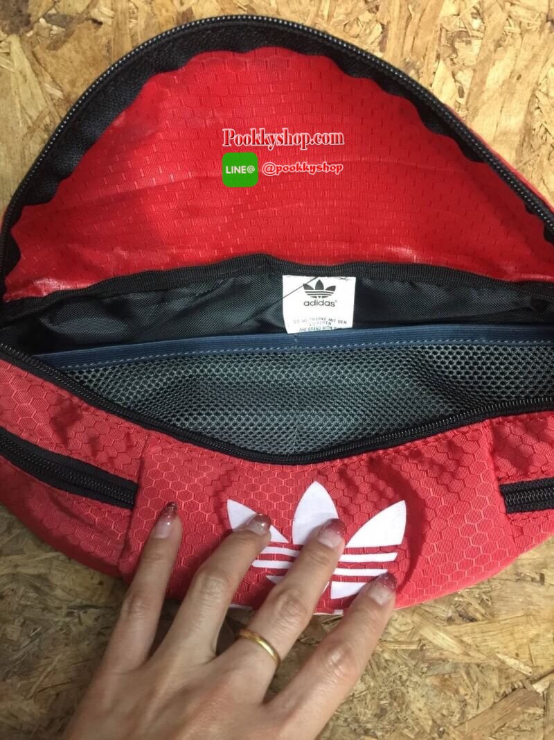พร้อมส่ง ..... Adidas Originals National Waist Pack Factory กระเป๋าคาดอกและเอว เป็นอีกรุ่นที่ได้รับความนิยมเป็นอย่างมาก ด้วยแบบและดีไซน์ขนาดที่พอเหมาะ ใช้ได้ทุกเพศทุกสไตล์ กระเป๋าทำจากผ้าไนลอนลื่น น้ำหนักเบา ขนาดกำลังดี ดีจุของได้เยอะคะ เปิด-ปิดด้วยซิป ด้