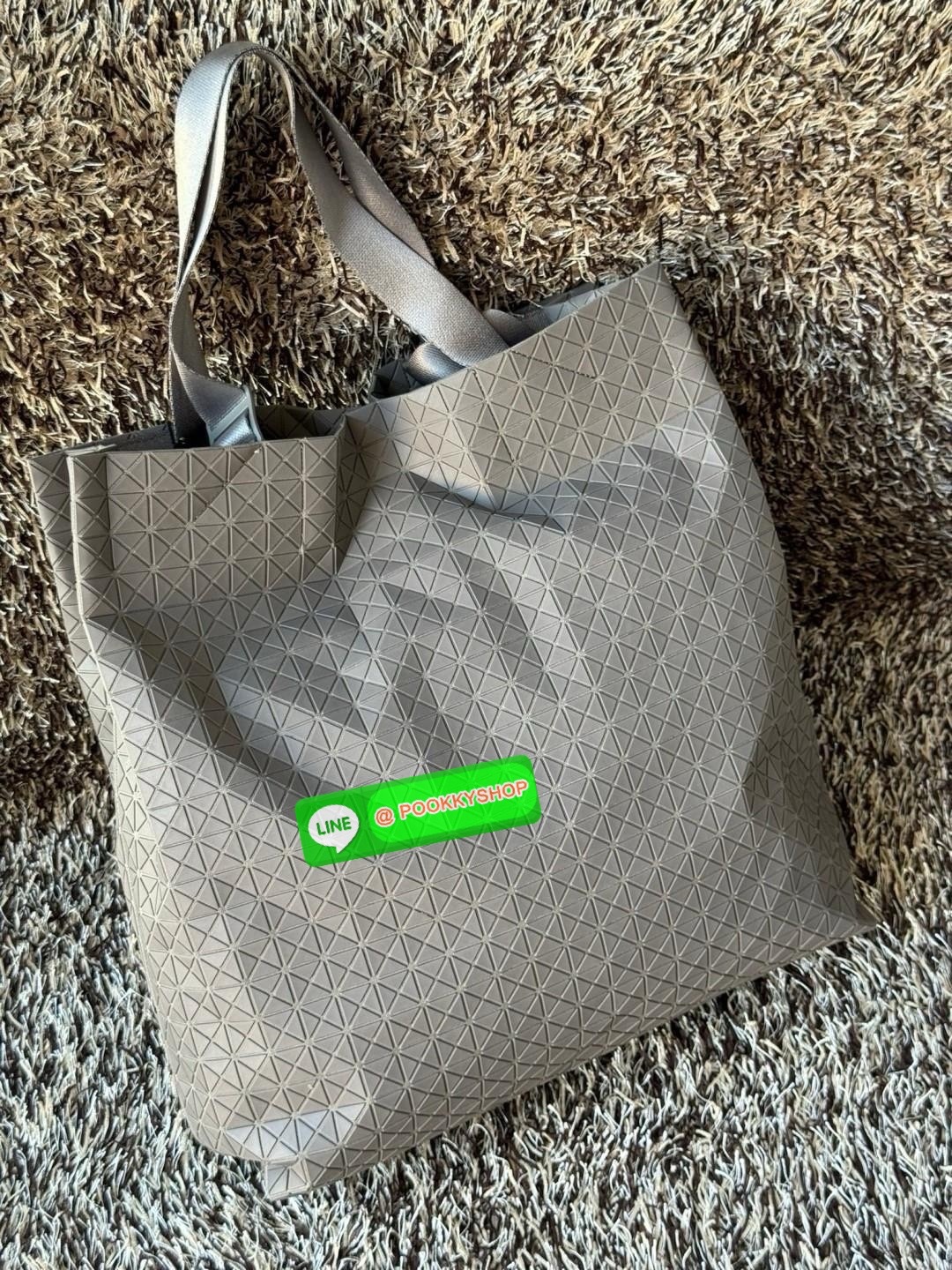 Baobao Issey Miyake Cart S geometric tote bag รูปทรงที่สร้างขึ้นโดยบังเอิญ' เสื้อผ้าที่มีโครงสร้างและได้รับการออกแบบทางวิศวกรรมอันเป็นเอกลักษณ์ของแบรนด์ ส่งต่อไปยังเครื่องประดับที่น่าประทับใจและไร้กาลเวลาเหล่านี้ กระเป๋าโท้ต Cart ประดิษฐ์ขึ้นจากการตั