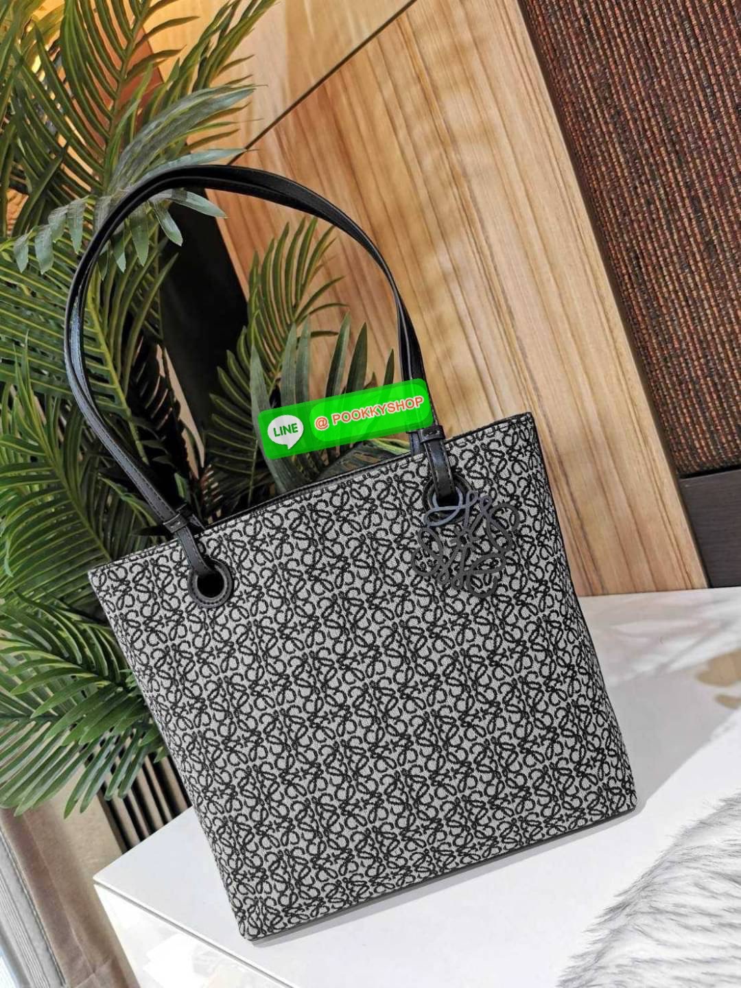 ✴️NEW ARRIVAL!✴️LOEWE ANAGRAM TOTE BAG VIP GIFT WITH PURCHASE GWP พรีเมี่ยมกิ๊ฟ Limited จาก LOEWE PERFUME DUTYFREE ไอเท็มใหม่! ดีไซน์สวยคงเอกลักษณ์ด้วยวัสดุ Anagram Canvas Jacquard Fabric ผสมผสานหนังแท้ Calfskin ลงตัวสุดคลาสสิค ขนาดกำลังดี น