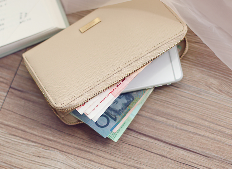 กระเป๋าสตางค์ Aldo กระเป๋าถือ สีครีม แบรนด์เนม Aldo แบรนด์หรูจาก แคนนาดา เนื้อสีครีม มีลายTexture ในตัว ช่องใส่ของใหญ่2ช่อง ช่องเสีบบัตร 2ด้าน