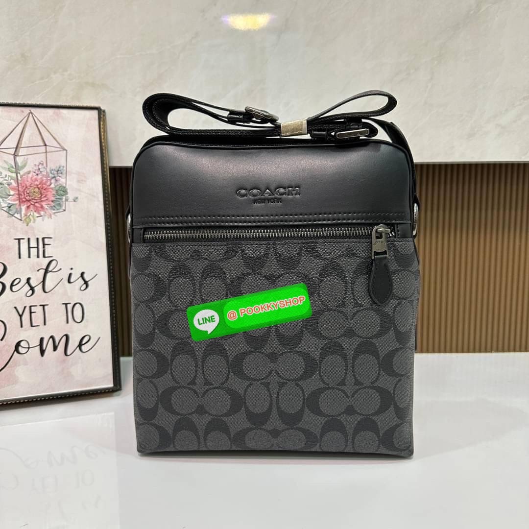 COACH Houston Flight Bag In Signature ((73336)) พร้อมส่งอีกครั้งค่ะ รุ่นที่คุณผู้ชายต้องมีติดตัว! กระเป๋าสะพายครอสบอดี้ร์ หนังแท้ หนังนิ่มดีค่ะ ด้านหน้าเป็นช่องซิปยาวให้หนึ่งช่อง เปิดปิดกระเป๋าแบบซิปภายในโล่ ใส่ของได้เยอะพอประมานเลยนะคะ พร้อมช่องแยกย่อย ใ