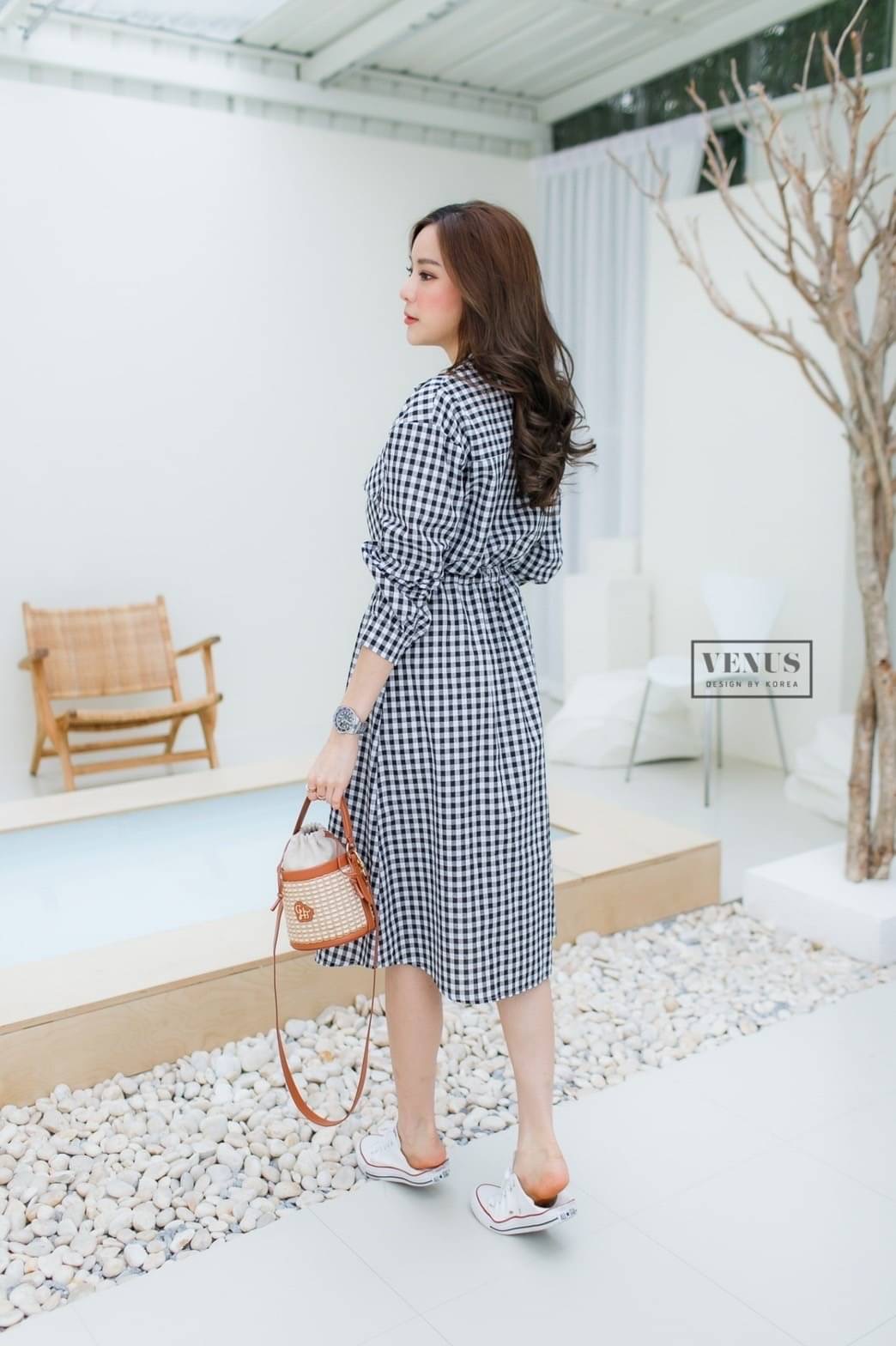 Restock ♥️♥️♥️♥️ I'm Lady By Venus MaxiDress Plaid แม๊กซี่เดรสแต่งกระดุมหน้าเรียงพิมพ์ลายสก๊อต แต่งกระเป๋าด้านหน้า ช่วงเอวแต่งรูดตามขนาด น่ารักมากๆคะ แม๊ทกับรองเท้าผ้าใบก็สวยคะ