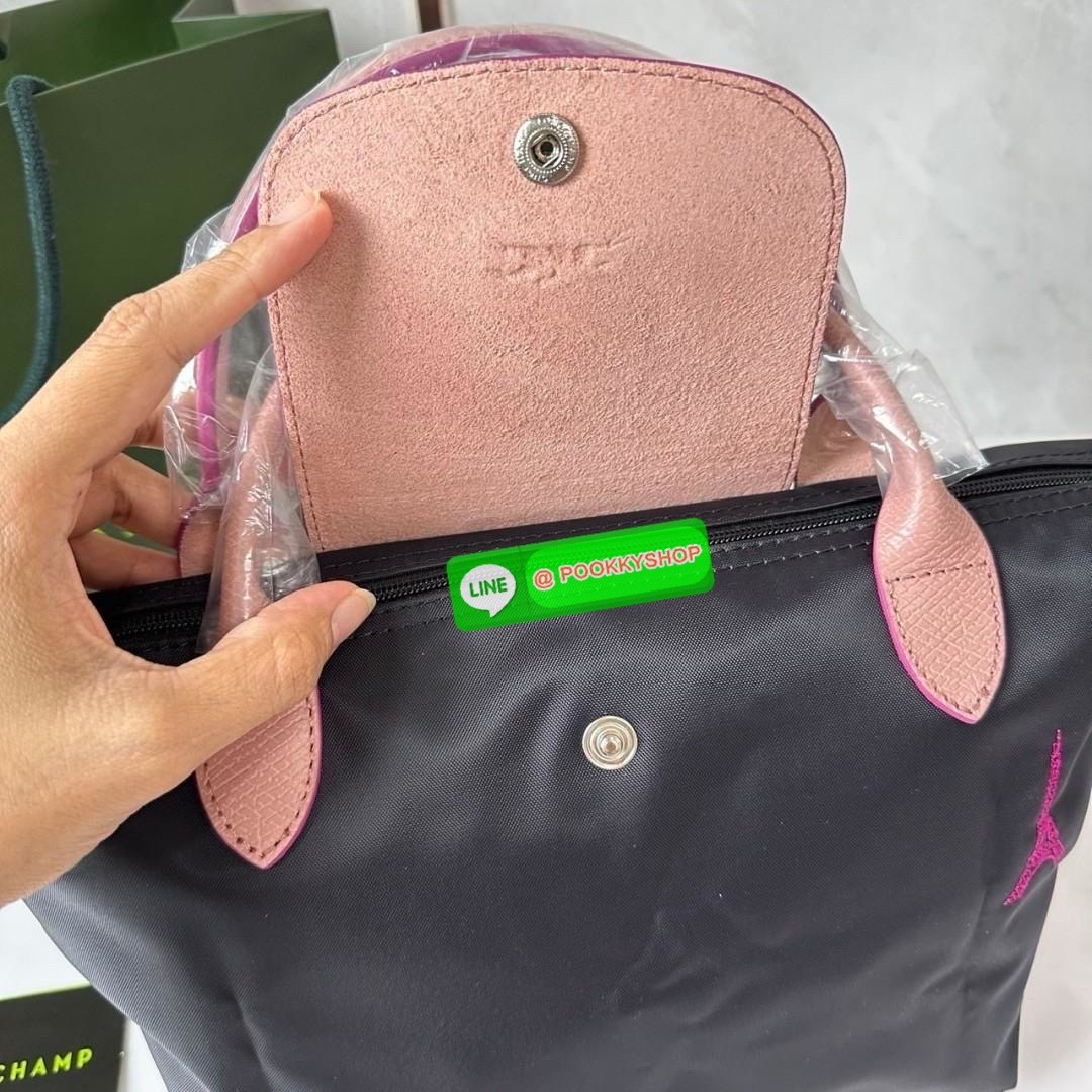 Longchamp Le Pliage Eiffel Tower Tote Bag S 🔖 Collection ใหม่ล่าสุดโดดเด่นด้วยลายปักหอไอเฟลขนาดกระทัดรัดจุของได้เยอะ 🔖วัสดุ : ไนลอนกันน้ำ 🔖เปิด-ปิด ด้วยฝาปิดกระดุมแป๊กมีซิปปิดด้านบน ภายในช่องโล่งกว้างสามารถใส่ iPad ได้ มีช่องแยกด้า